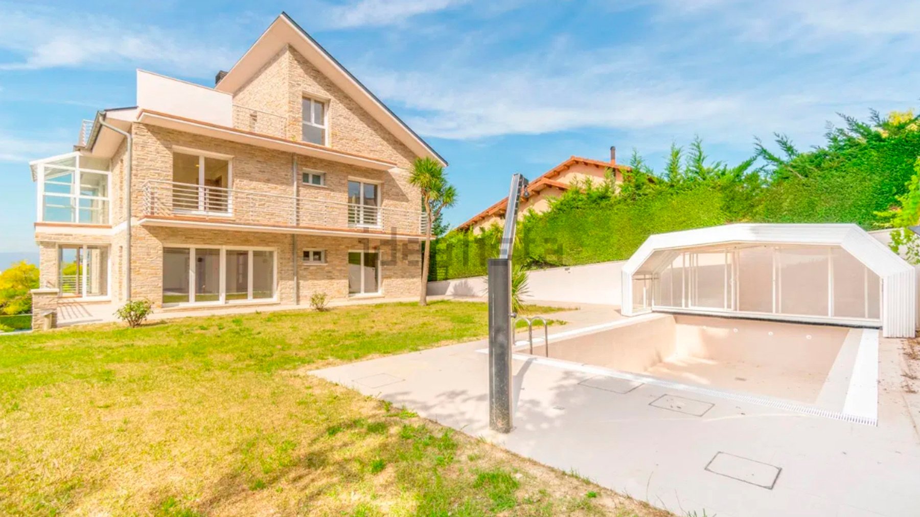 La casa de tus sueños se vende en una de las zonas más lujosas de Navarra: tiene jardín y piscina