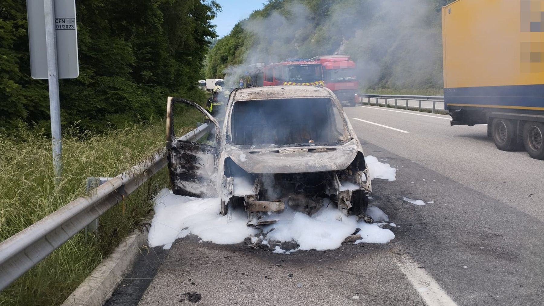 Arde una furgoneta por completo en mitad de una autovía en Navarra y cortan un carril
