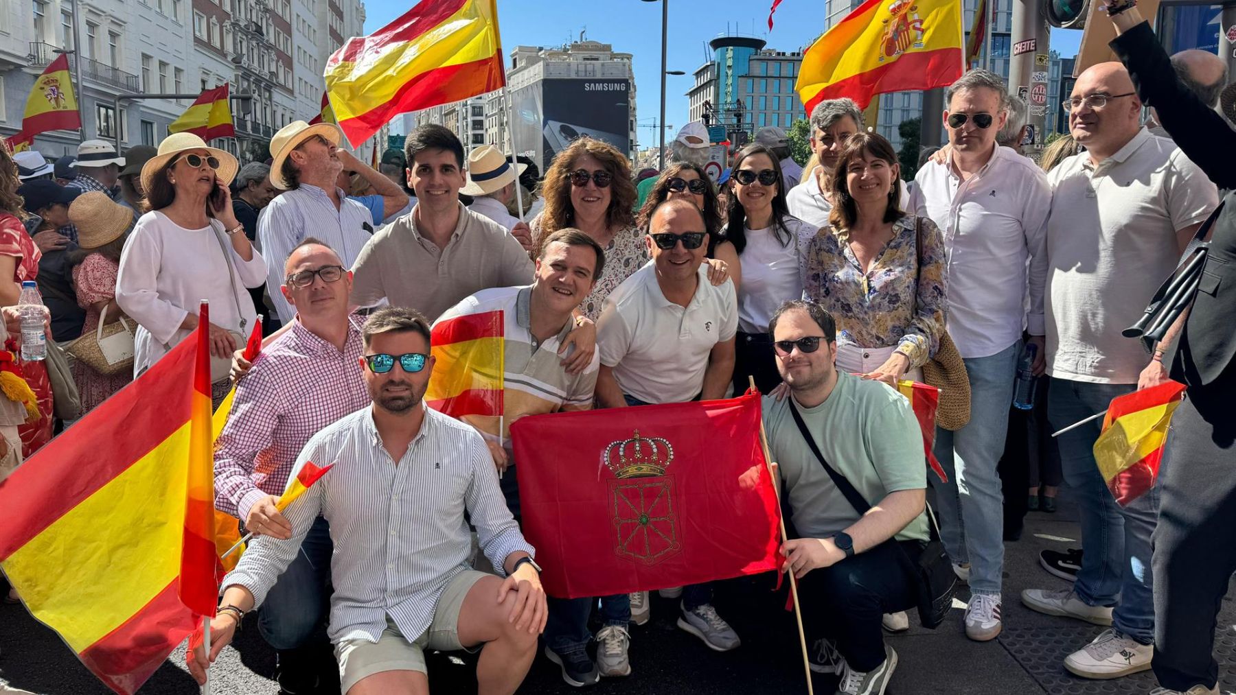 El PP de Navarra se manifiesta en Madrid contra Pedro Sánchez: 