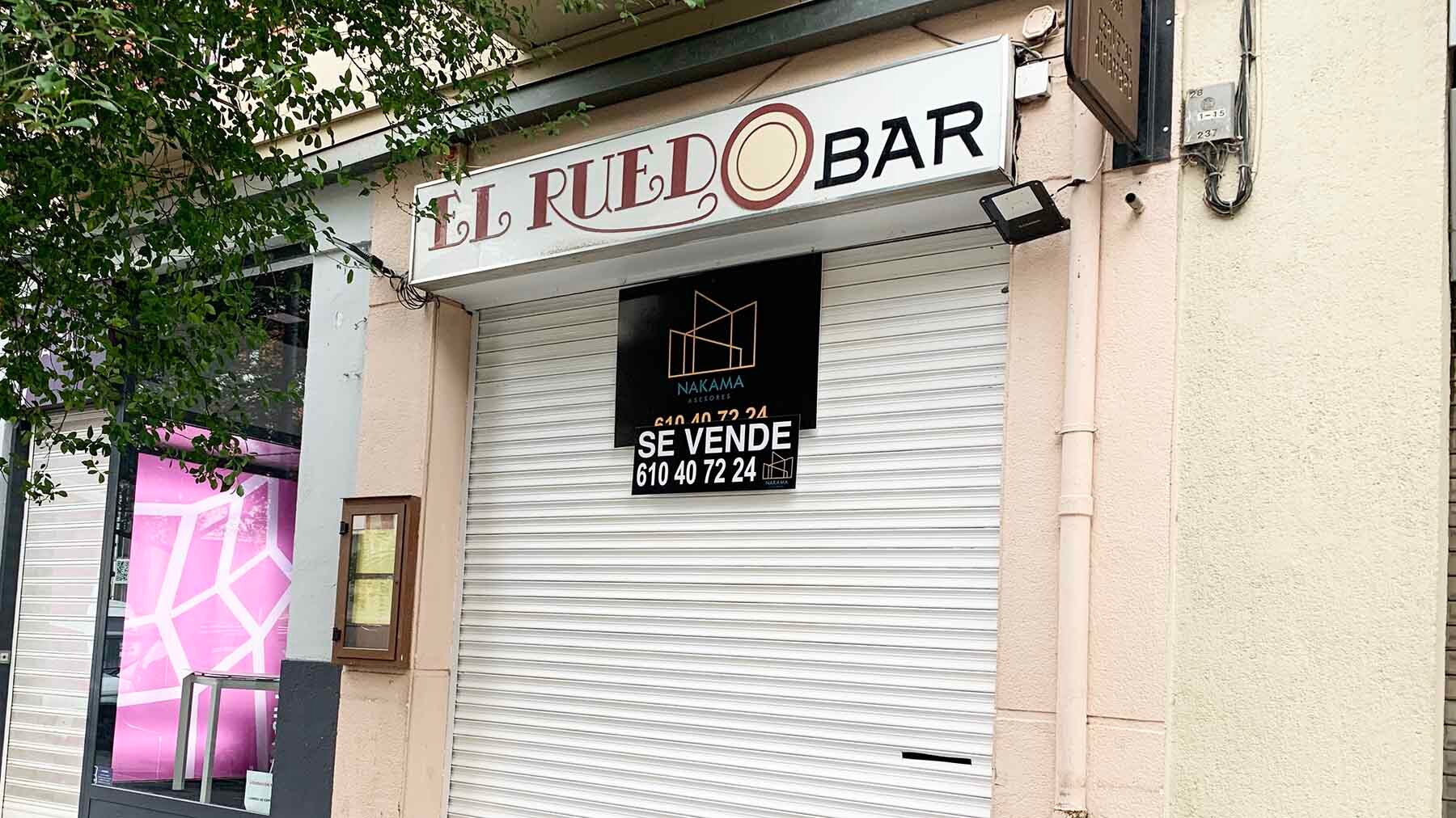 Fachada del bar El Ruedo con el cartel de Se vende en la calle Olite de pamplona. Navarra.com