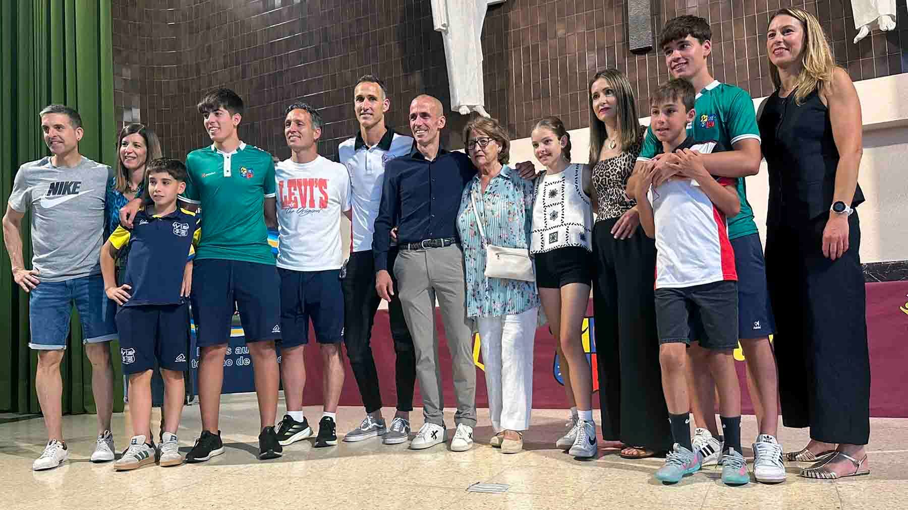 La familia de Santi Macaya posa junto a Patxi Puñal en la capilla del colegio Luis Amigó tras la entrega de premios del 33 Memorial Santi Macaya organizado por el Club Deportivo Amigó.