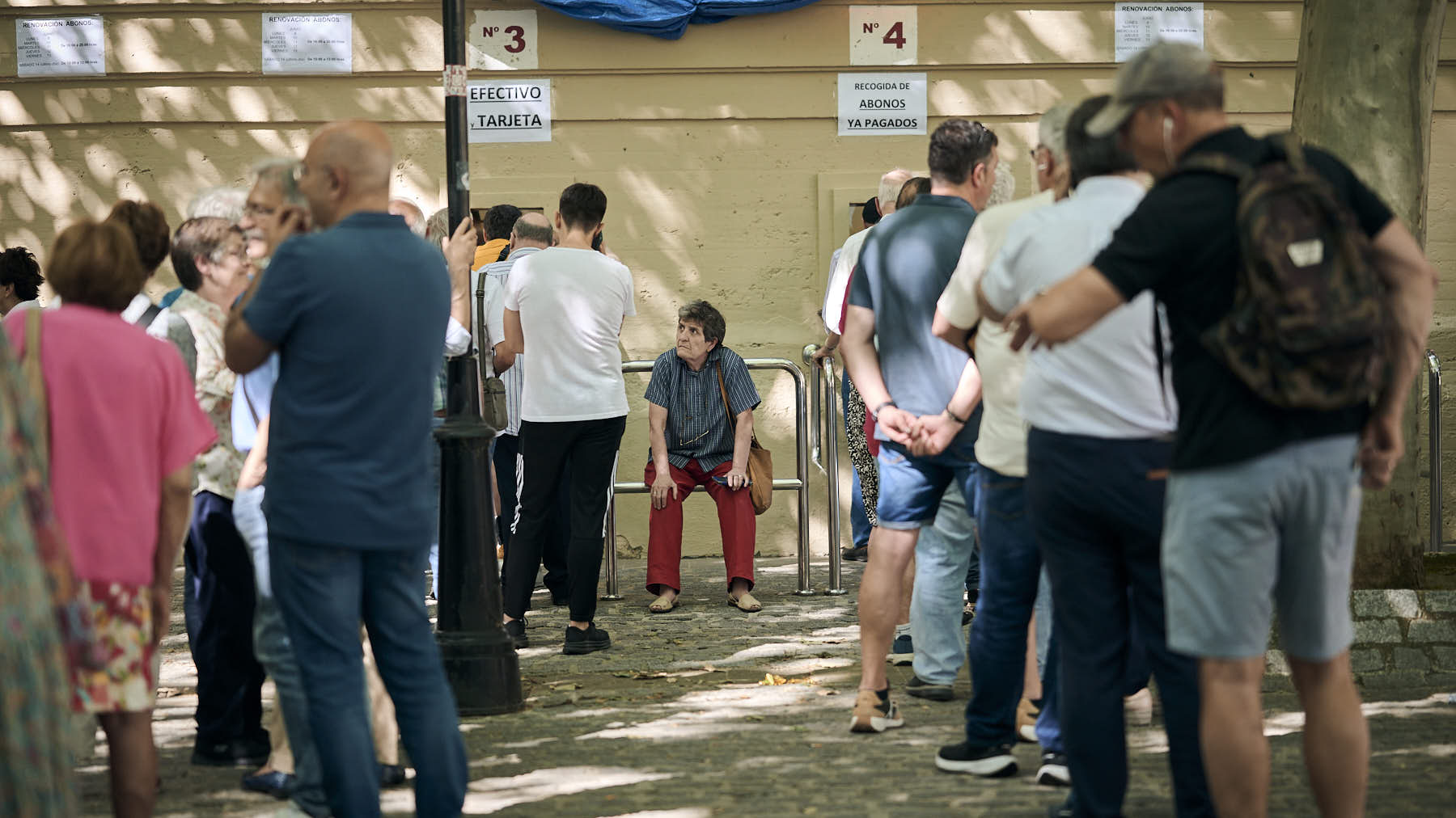 Largas colas en Pamplona ante la llegada de San Fermín: la gran respuesta de los aficionados