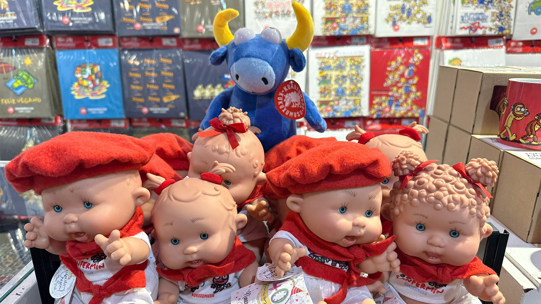 Maite Gastón y Alejandro alcalde posan con los Pepotes Sanfermineros en la tienda de Kukuxumuxu de Pamplona. IRANZU LARRASOAÑA
