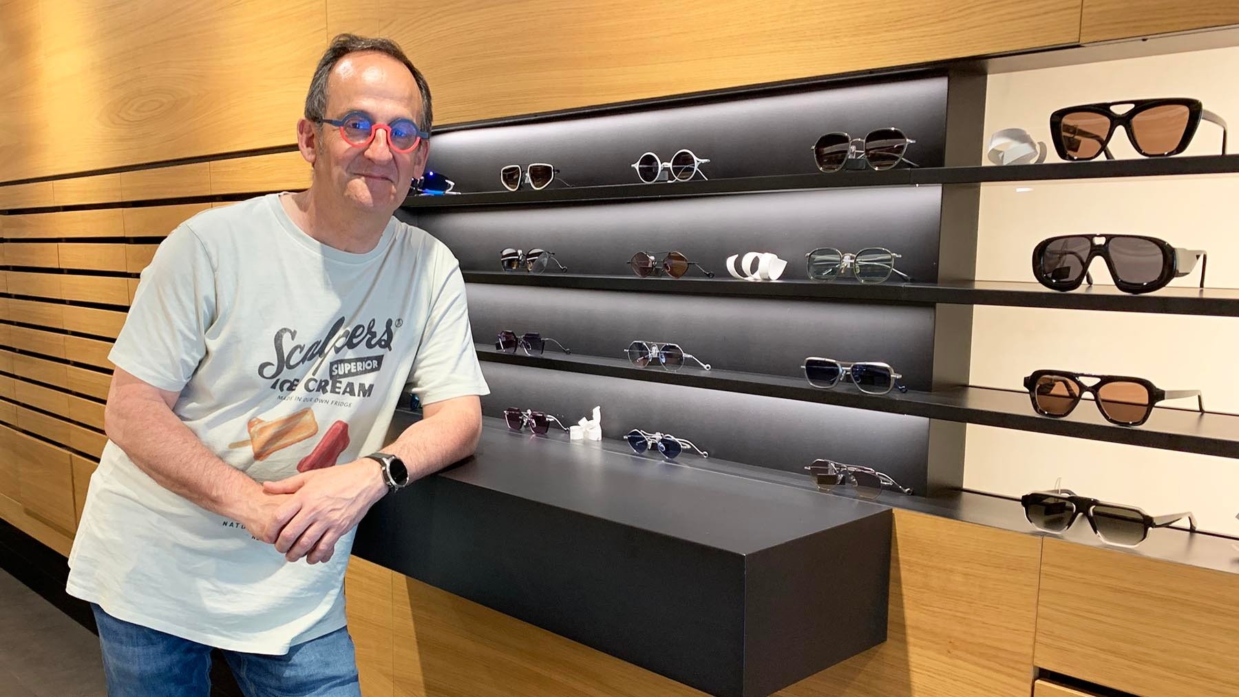 Julio Ezpeleta Iraizoz en el interior de su óptica en la calle García Ximénez 4 de Pamplona. Navarra.com