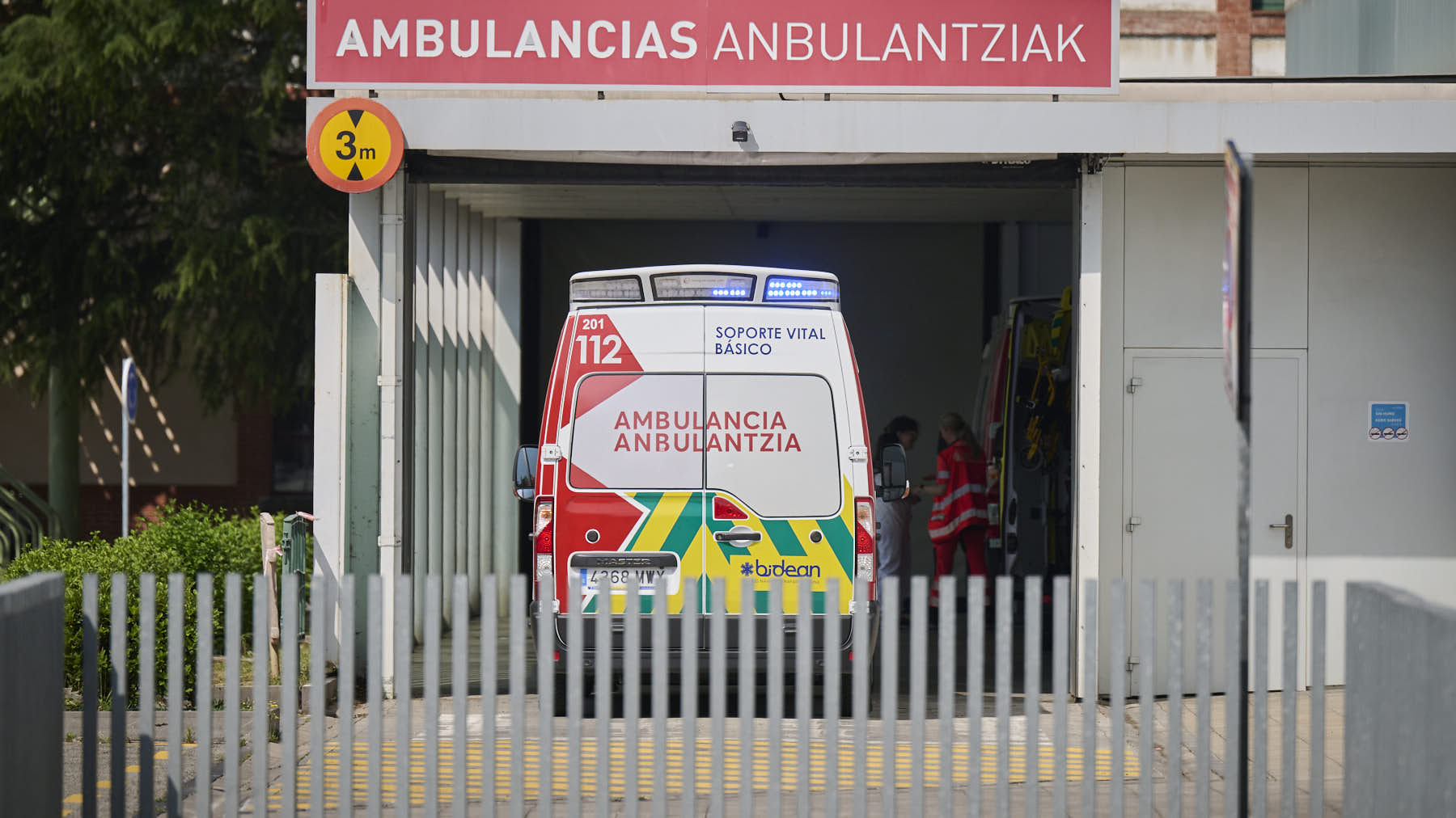 Un joven cae cuatro metros al romperse el tragaluz de un garaje en Navarra y acaba en el hospital