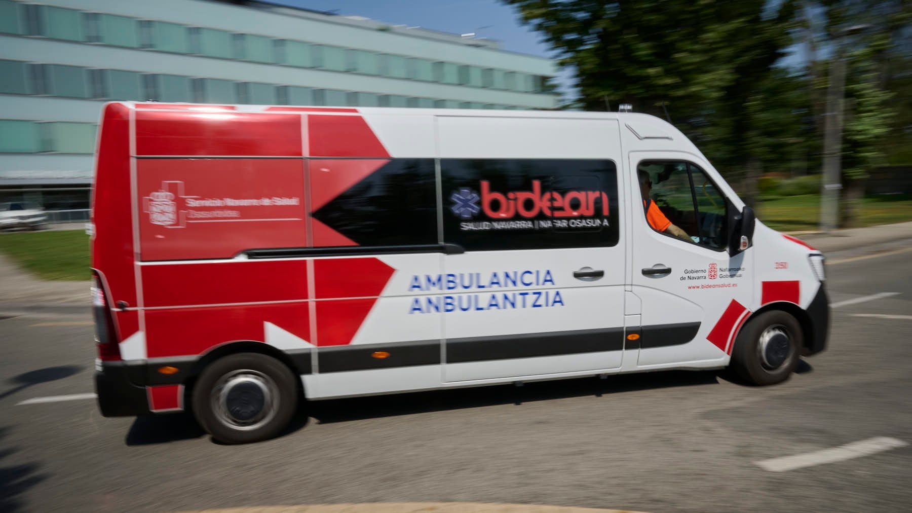 Cuatro heridos tras chocar un coche contra un camión en la carretera de un pueblo de Navarra