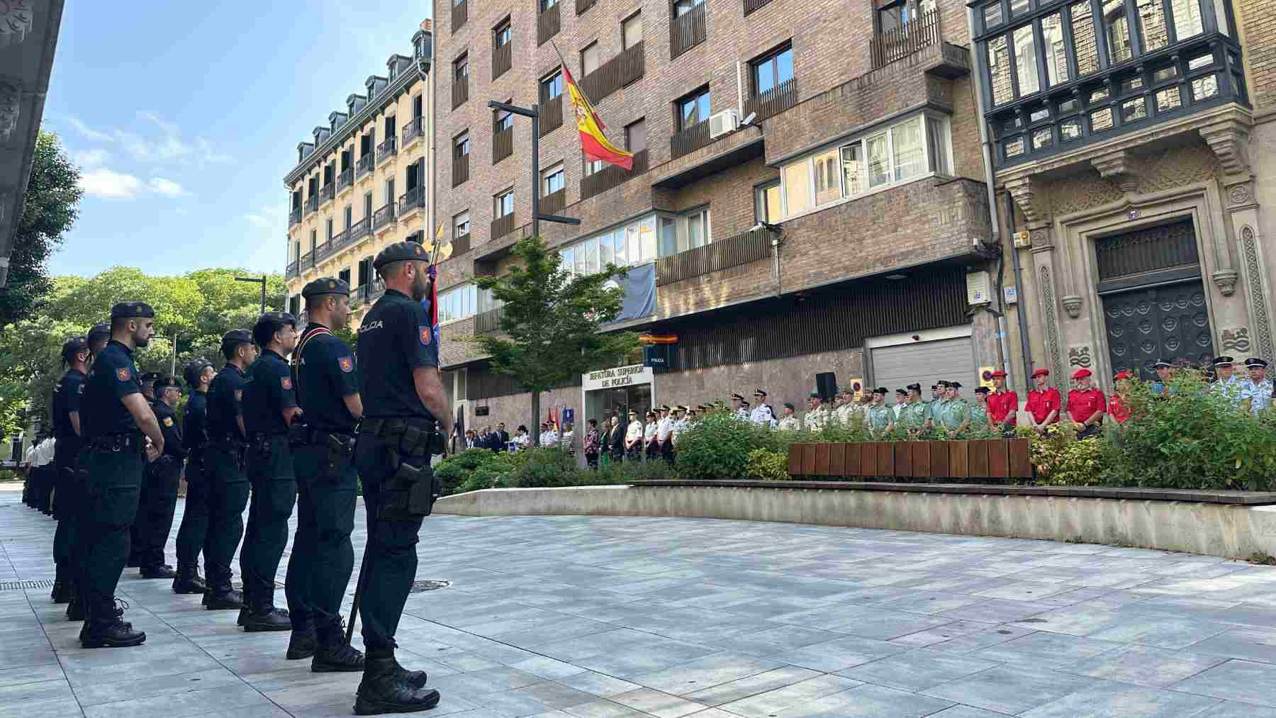El homenaje más sentido de la Policía Nacional a los agentes aseinados por ETA en Navarra: 