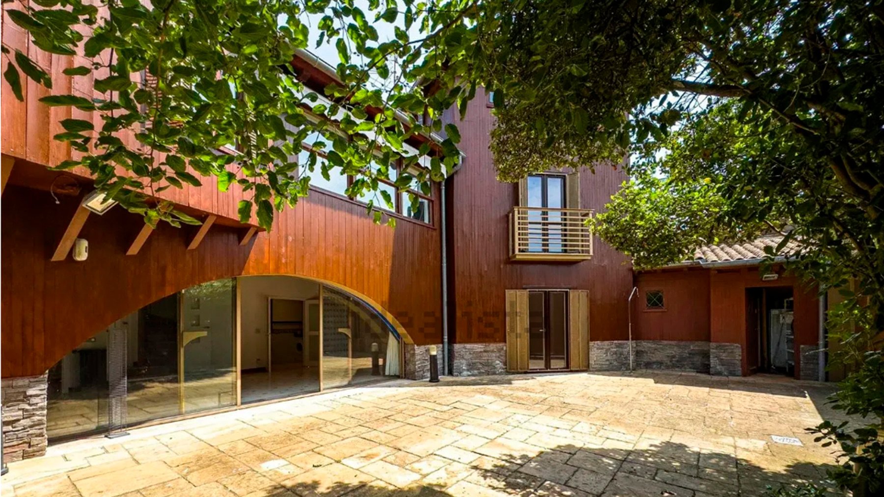 La casa de diseño con un gran patio que se vende a sólo 10 minutos de Pamplona