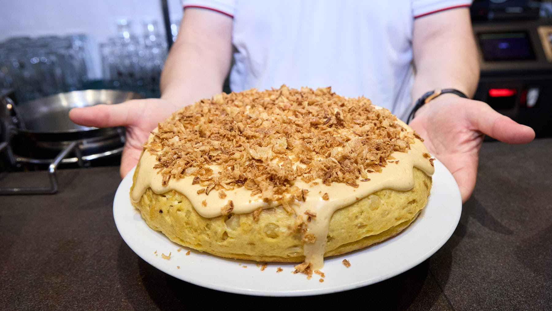 Tortilla creativa rellena de costilla ibérica desmechada a la barbacoa del Asador Maitagarri, en la calle Mercaderes 16 de Pamplona. IÑIGO ALZUGARA