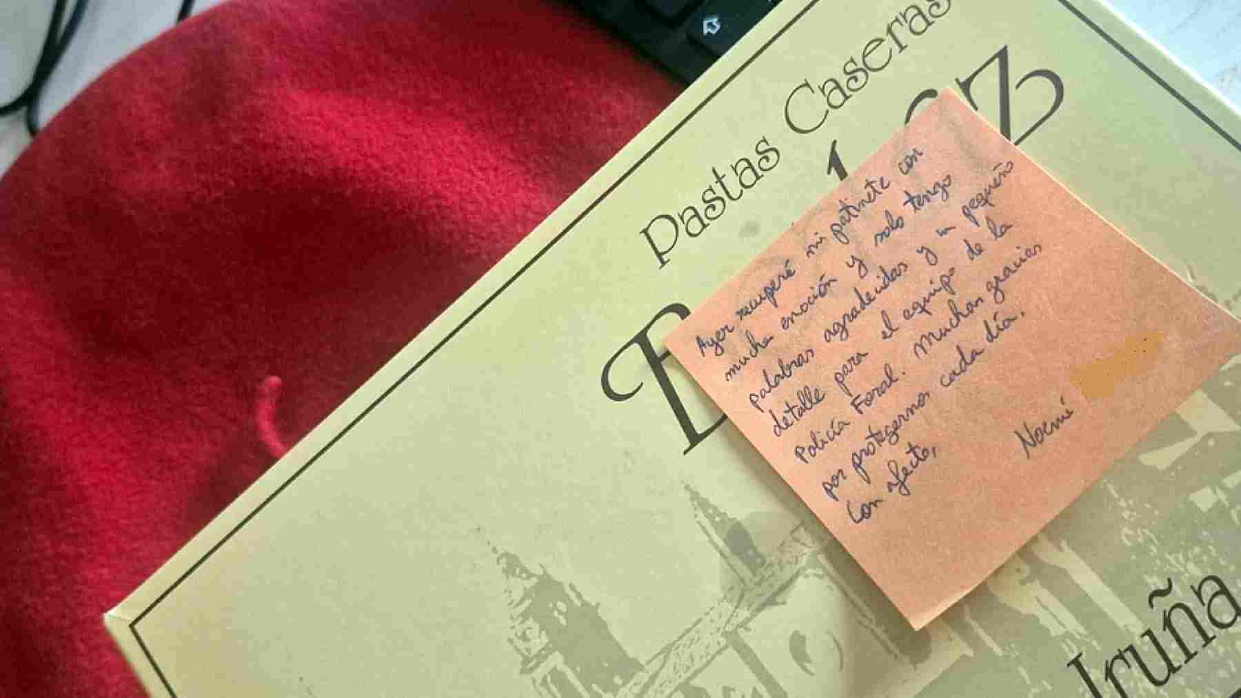 Nota de agradecimiento de Noemí sobre la caja de pastas que ha hecho llegar a los agentes de la Policía Foral. POLICÍA FORAL