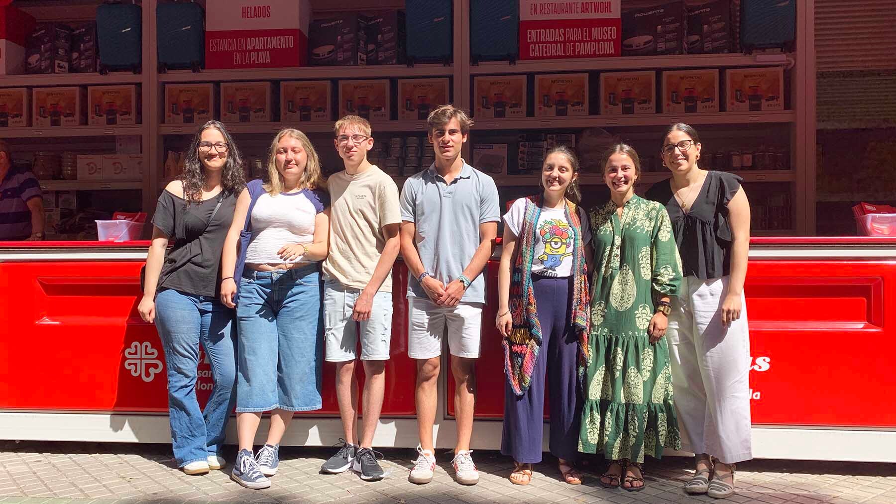 Un grupo de voluntarios jóvenes en la tómbola de Cáritas en Pamplona. Navarra.com