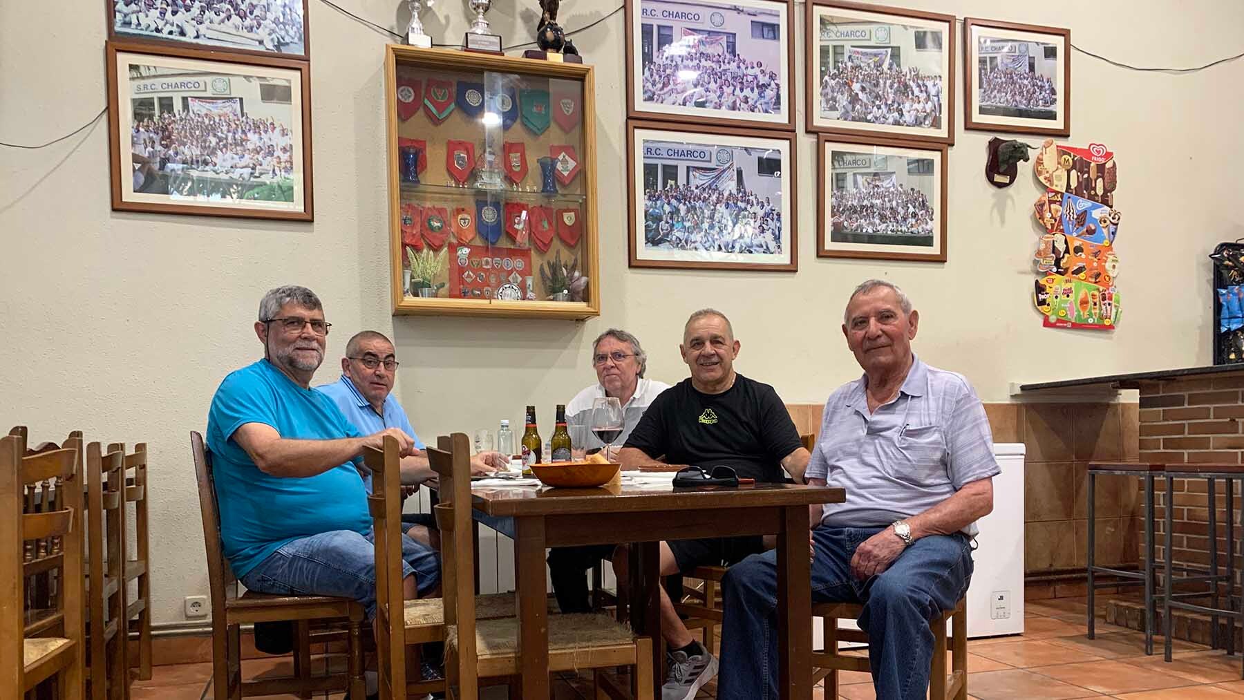 José Guerrero, a la derecha, con su cuadrilla de almuerzos en la peña El Txarco de Ansoiáin. Navarra.com