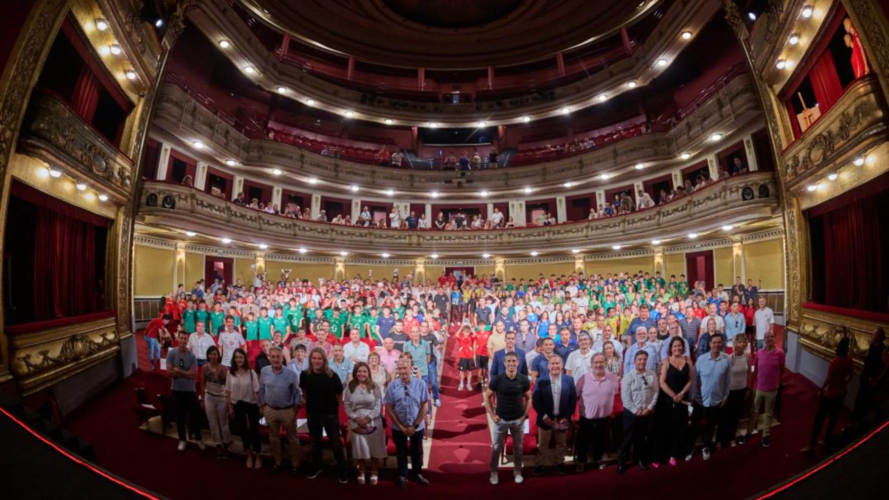 Una gala del fútbol muy especial: los 55 equipos navarros que han recibido sus trofeos de campeón