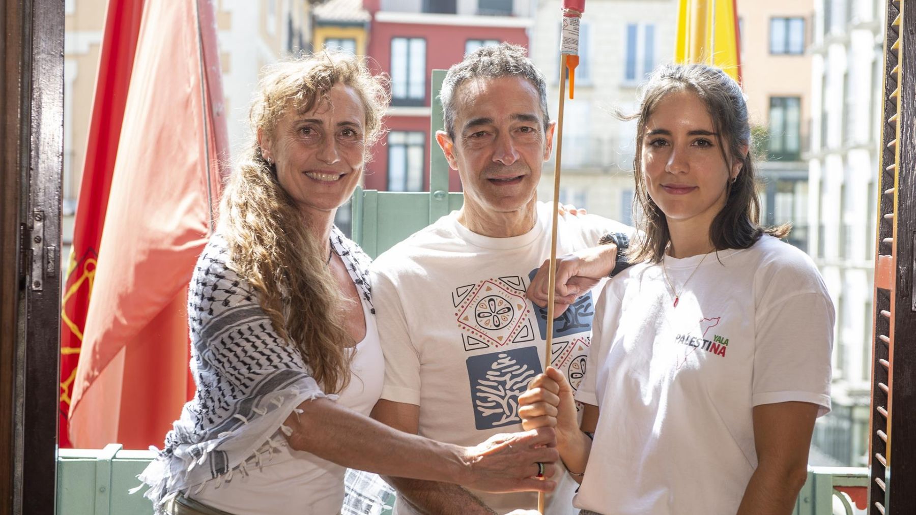 Los lanzadores del chupinazo en San Fermín se preparan en el Ayuntamiento de Pamplona