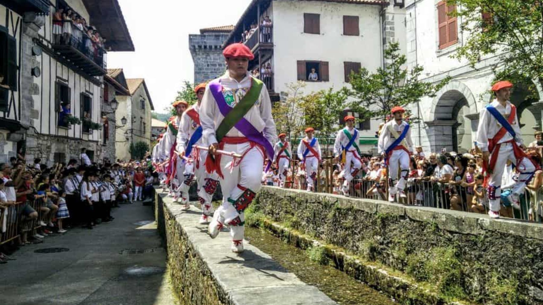 Los otros Sanfermines que se bailan sobre un puente: así son las fiestas de este pueblo de Navarra