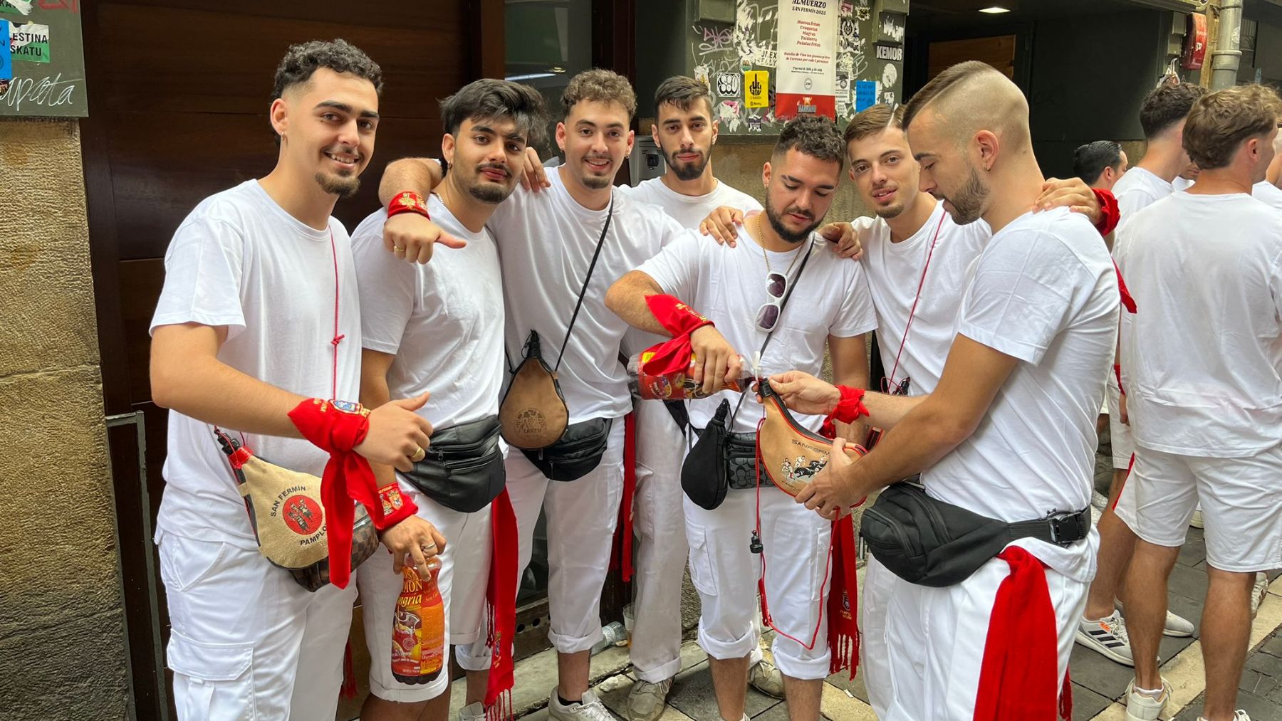 Siete amigos llegan a Pamplona para darlo todo en San Fermín: 