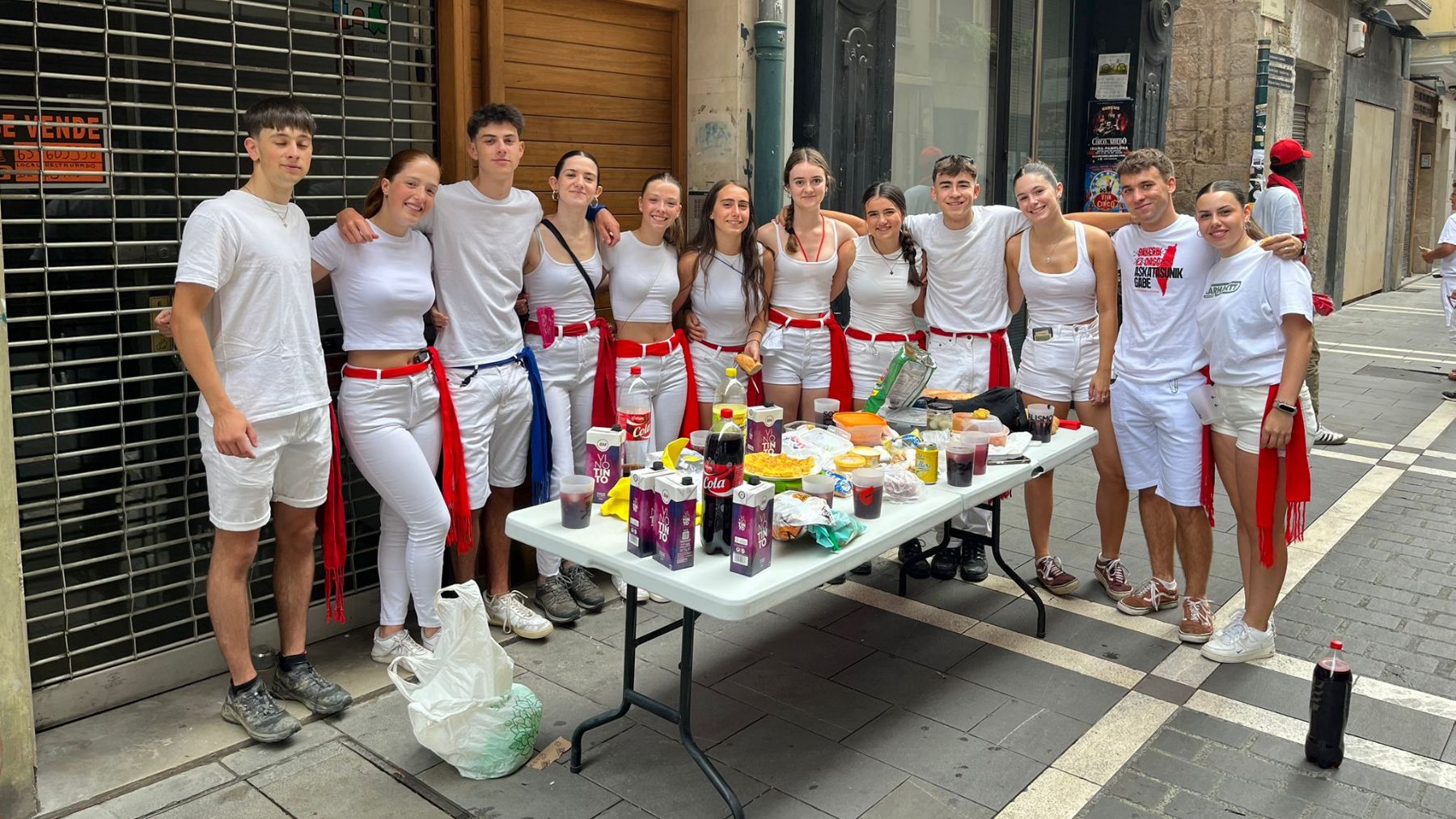 La cuadrilla de jóvenes de Pamplona que no piensa descansar en San Fermín: 
