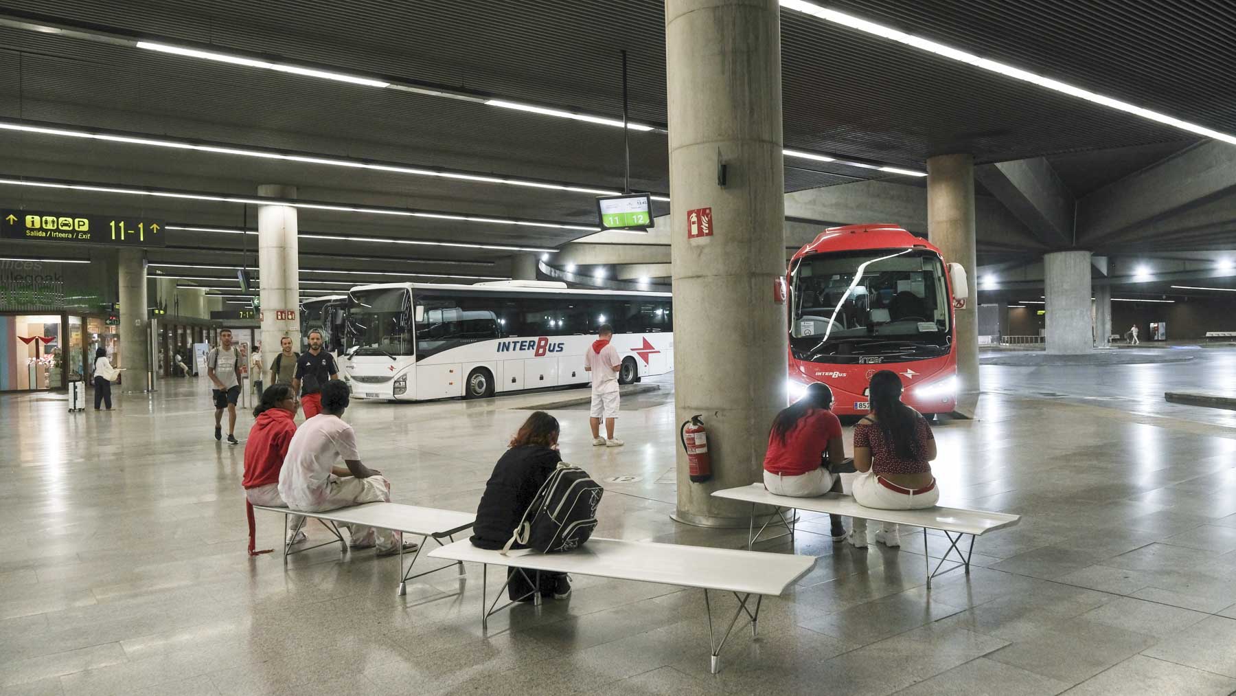 Un acercamiento sexual entre hombres en los baños de la estación de Pamplona acaba a golpes y sentados en el banquillo