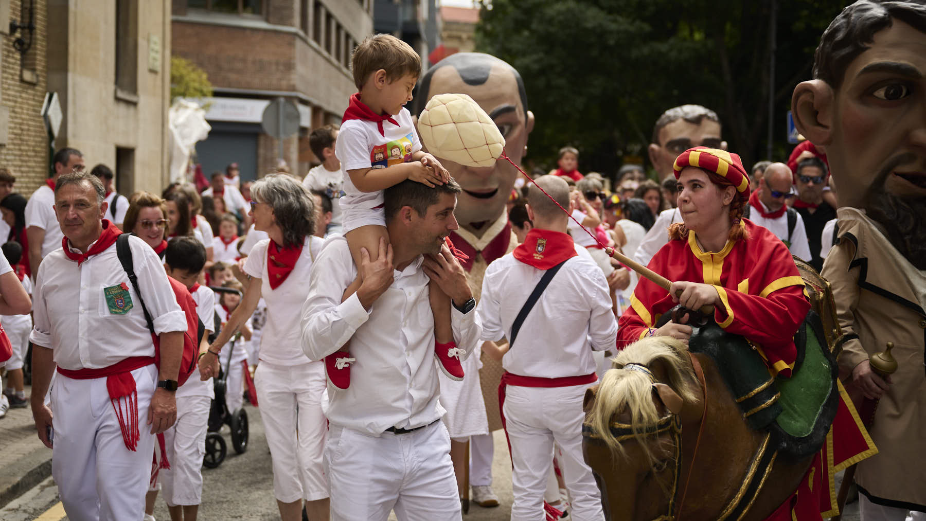 Por qué en San Fermín nos vestimos de blanco y rojo: el origen de esta tradición de Pamplona