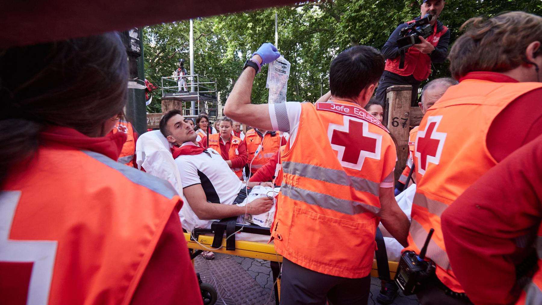 Los Cebada Gago cornean a un mozo y mandan a siete más al hospital tras el segundo encierro de San Fermín