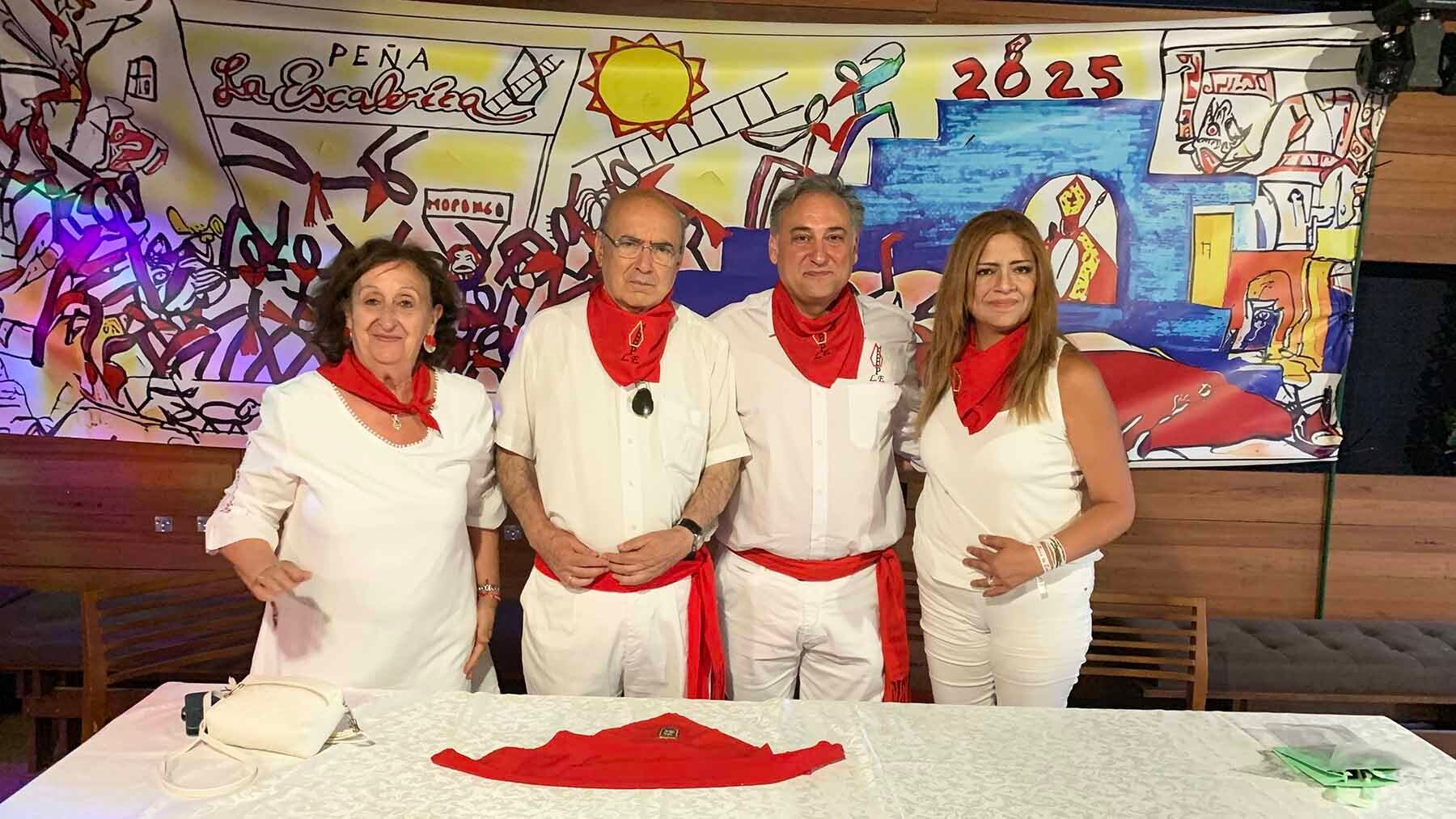 Homenaje de la peña La Escalerica de San Fermín a Juan José Martinena. Navarra.com
