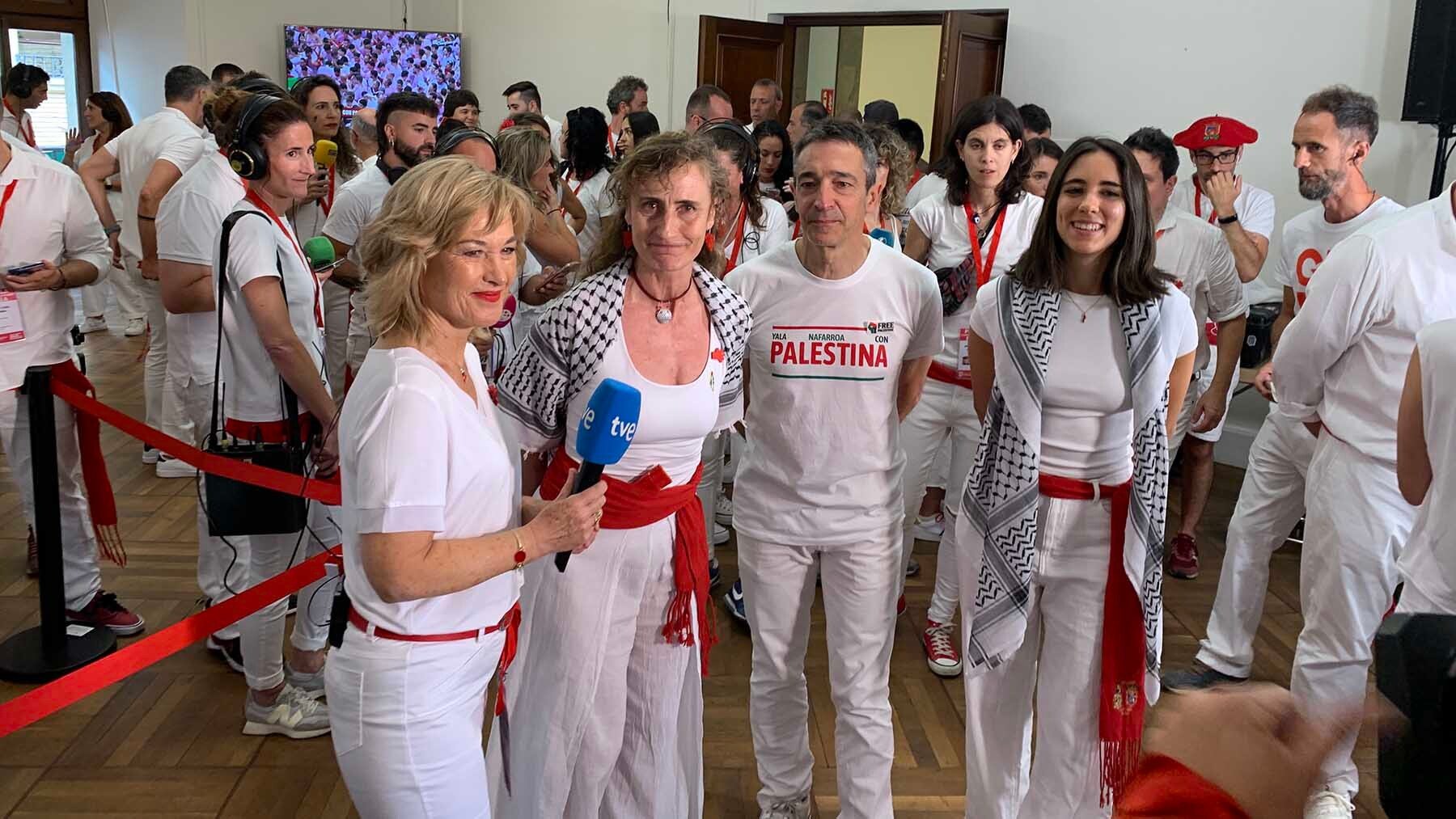 Ana Valencia, a la izquierda, sostiene el micrófono de TVE en el Chupinazo del 6 de julio de este año en Pamplona. Navarra.com