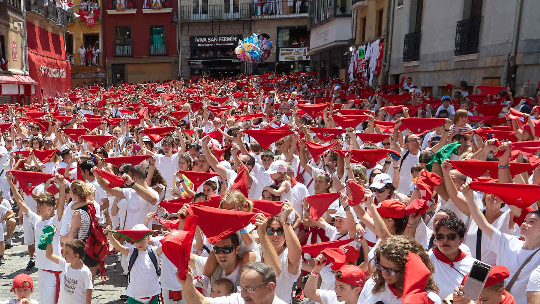 ¿Por qué nos vestimos de blanco y rojo en San Fermín? El verdadero origen de la tradición
