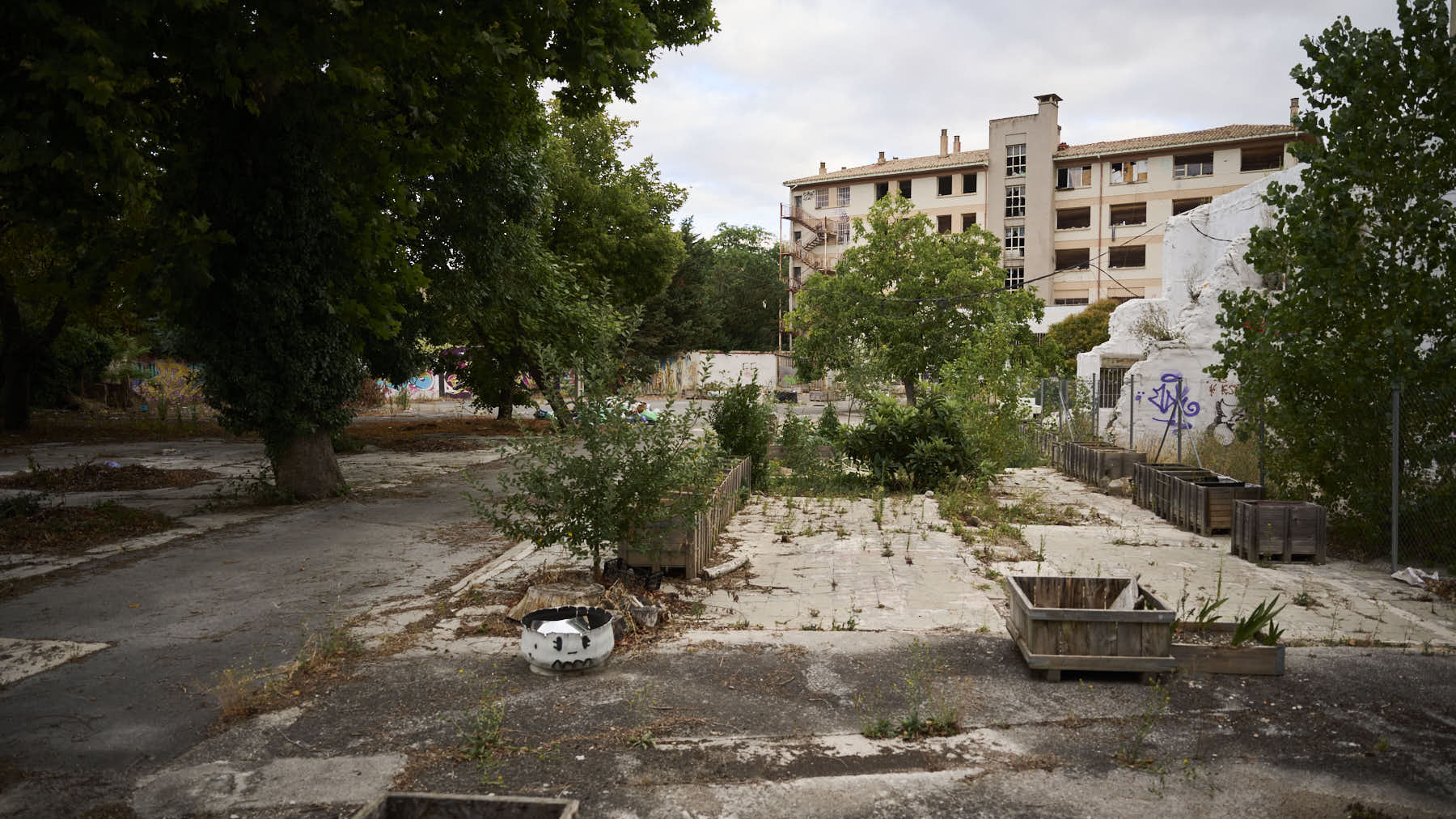 Arde la antigua ikastola Jaso en Pamplona y los bomberos evacuan el inmueble ocupado