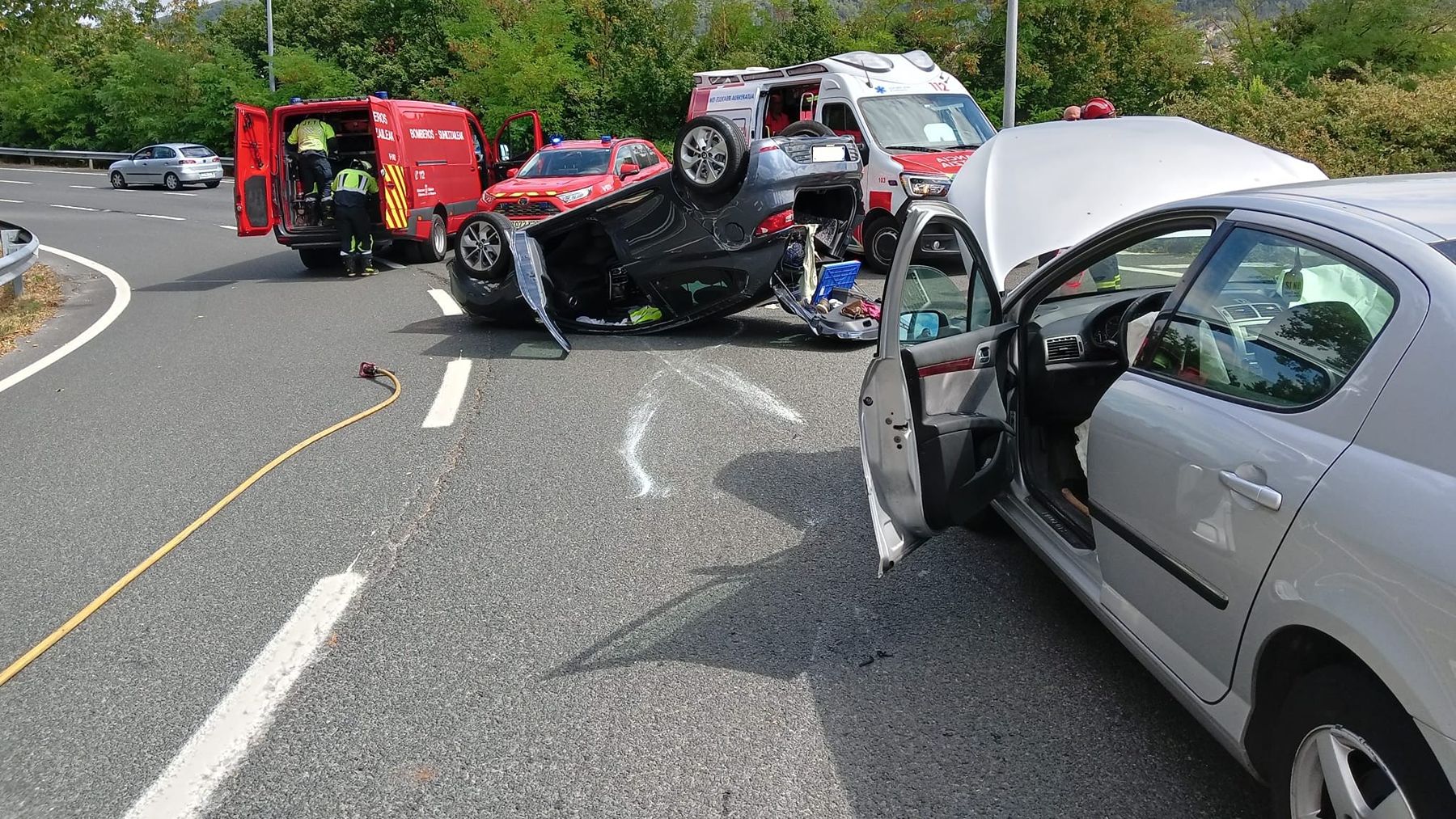 Aparatoso accidente en la Comarca de Pamplona: vuelca un coche en plena rotonda y dos personas acaban heridas