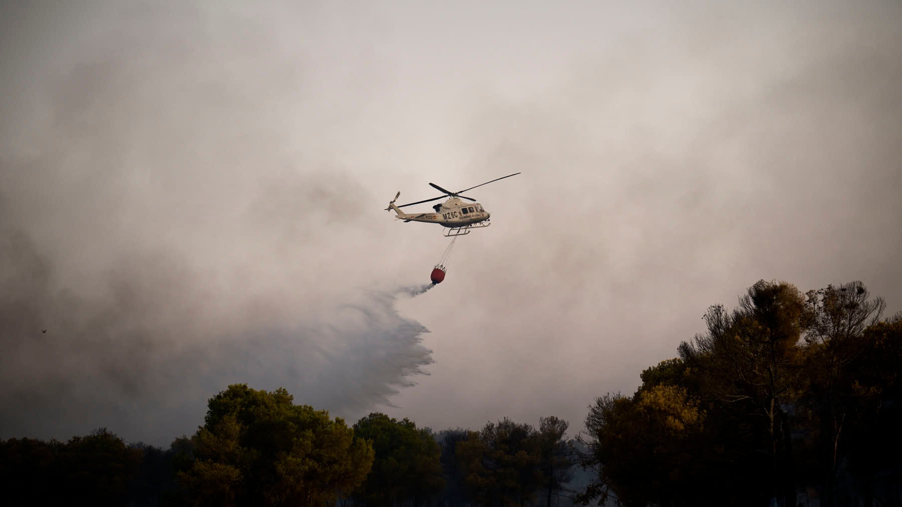 Dos helicópteros trabajan contra un incendio reactivado en la Comarca de Pamplona que obligó a desalojar viviendas