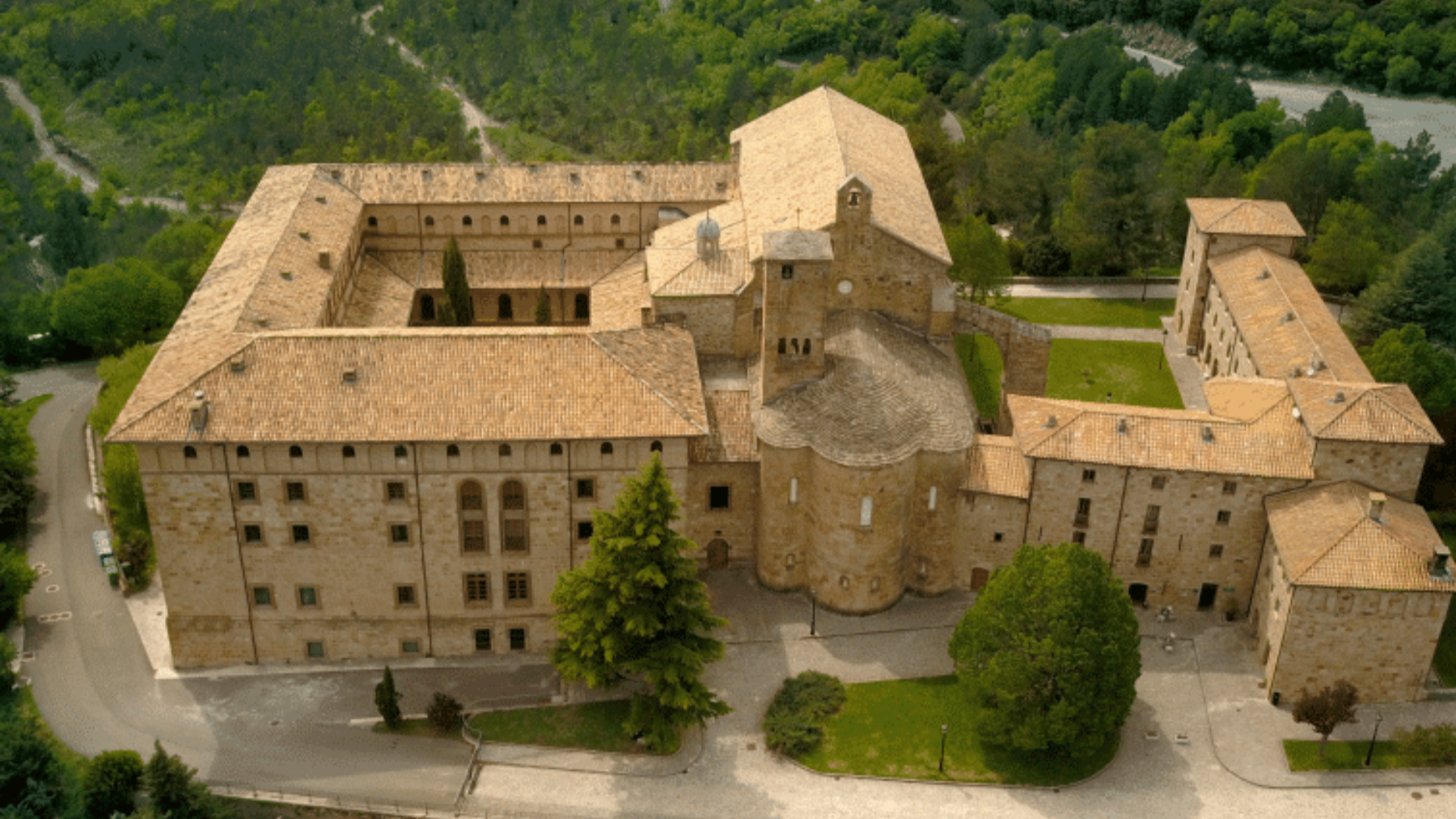El organista navarro que ha llevado su música por medio mundo llega a un imponente monasterio