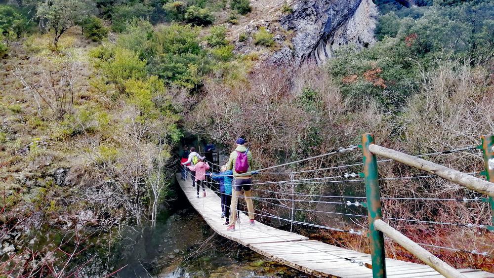 Puente tibetano en la ruta del Cañón del río Ubagua. TURISMO DE NAVARRA