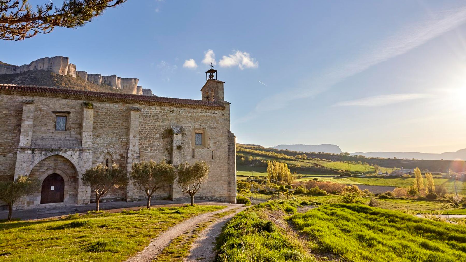 El sendero de Navarra que esconde un agujero misterioso y lleva hasta una basílica medieval