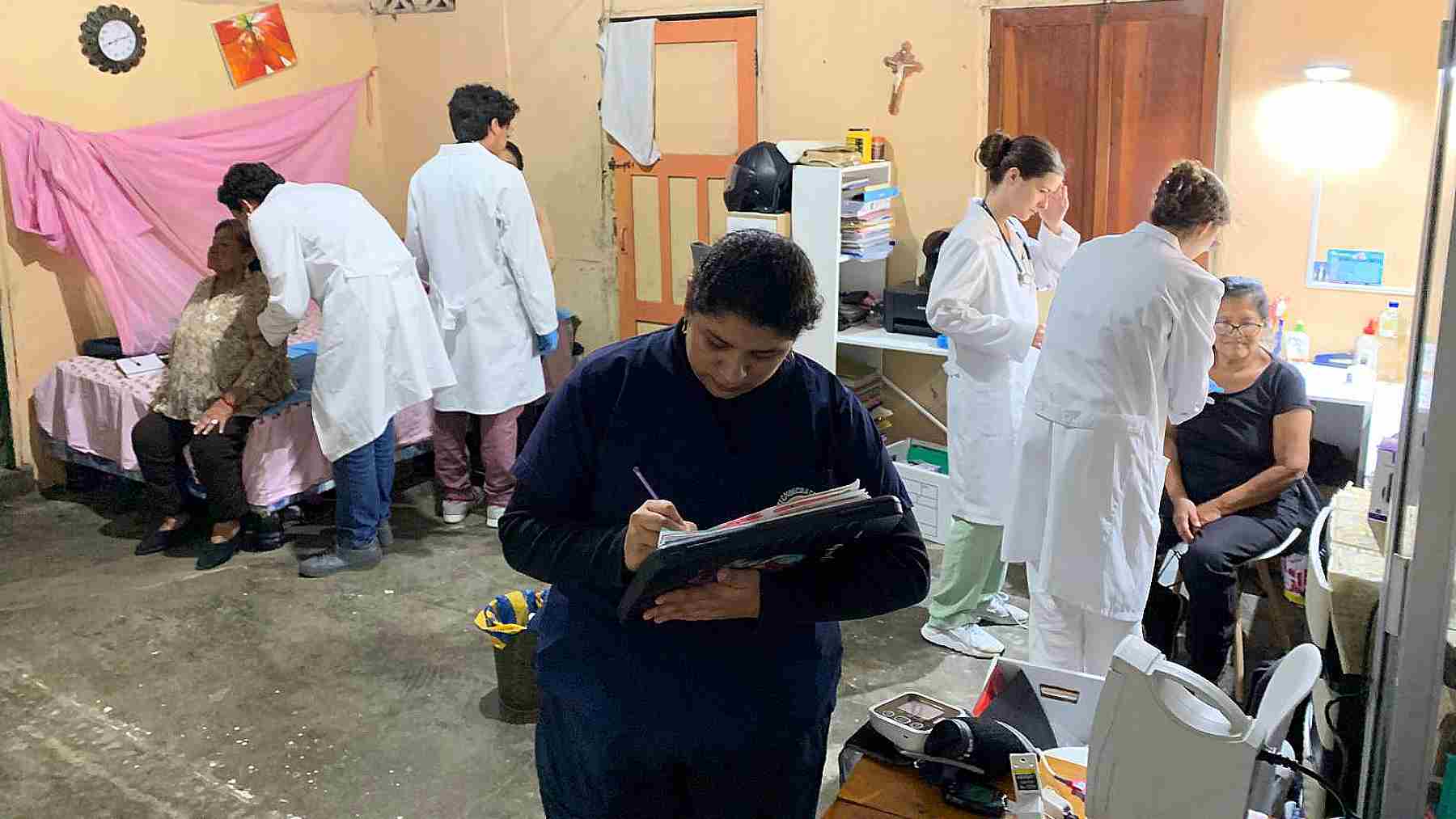 La sorprendente labor los estudiantes de Medicina de la Universidad de Navarra detectando enfermedades en Ecuador
