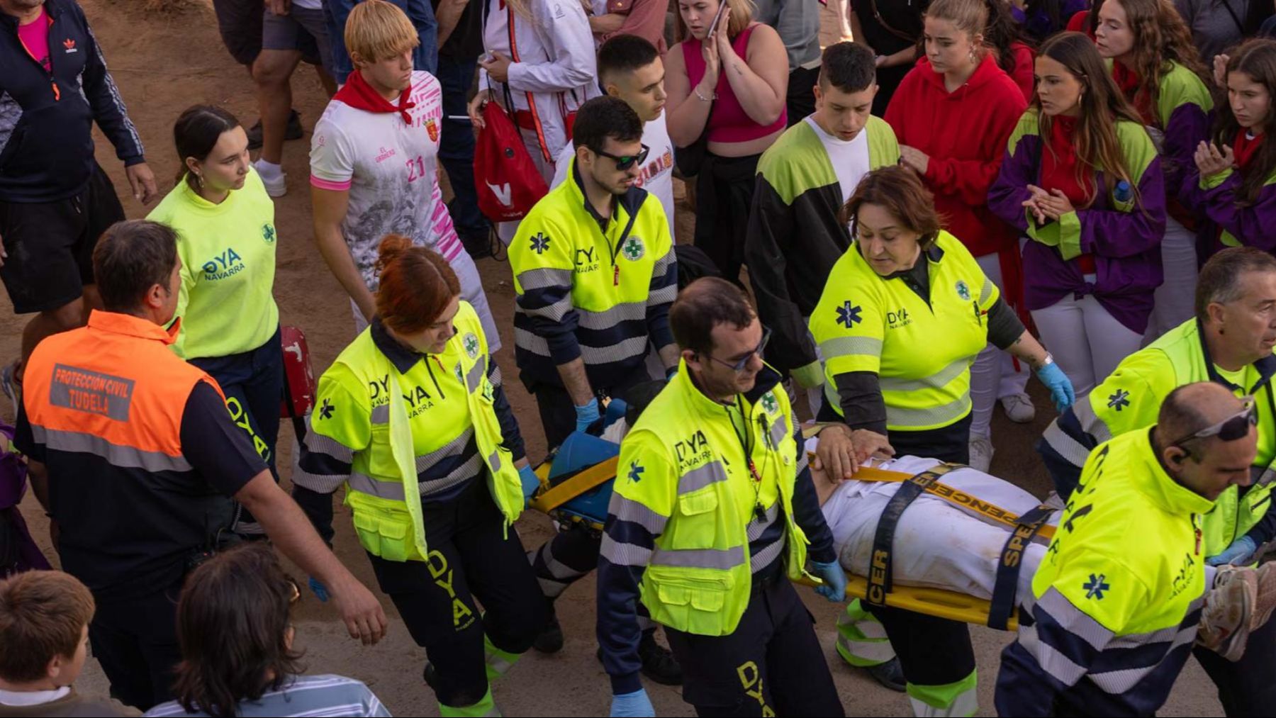 Traslado de un herido en el séptimo encierro del Pilón de Falces. MAITE H. MATEO