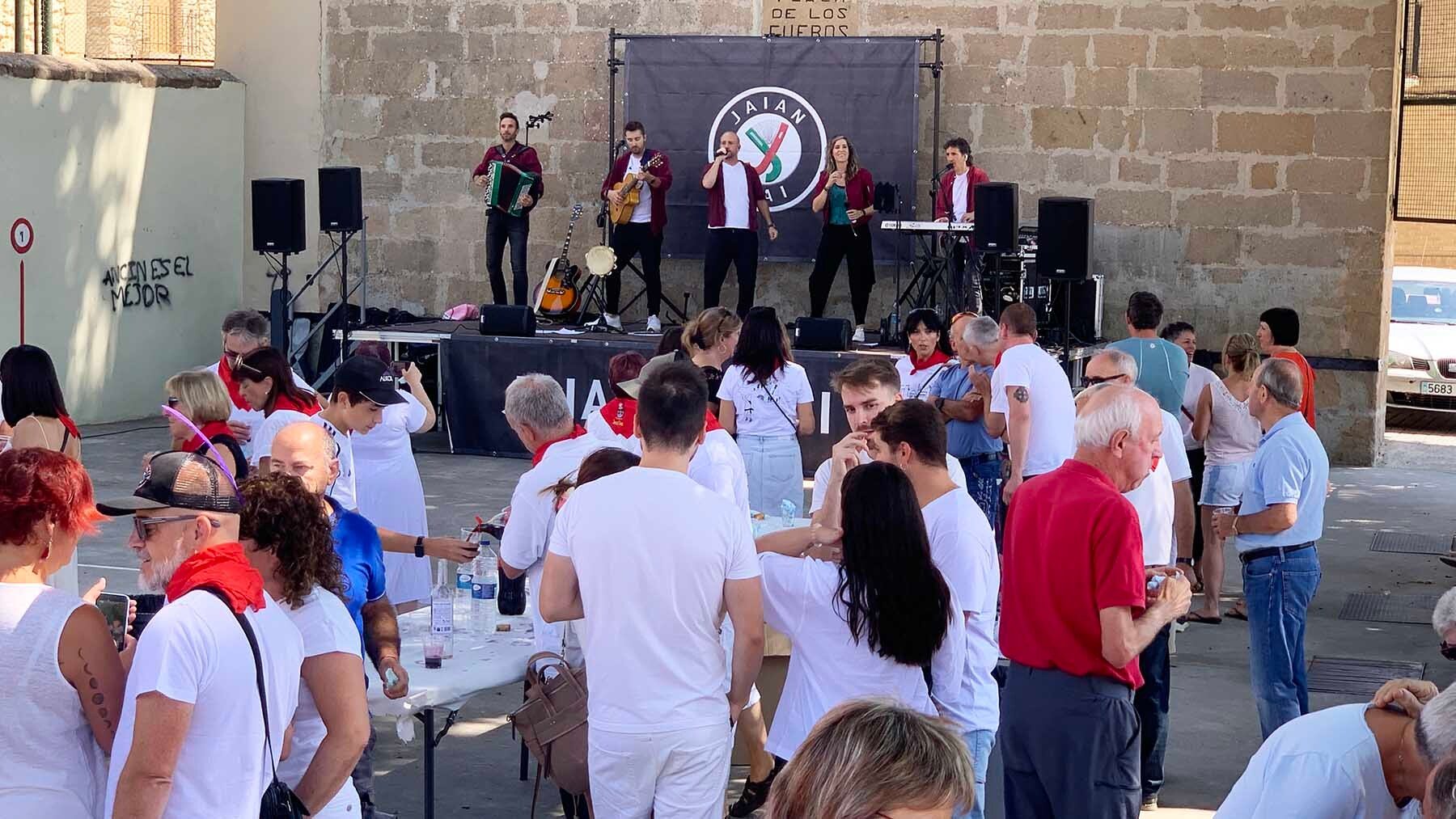 La banda Jaian Jai amenizando las fiestas de Murieta 2025. Navarra.com