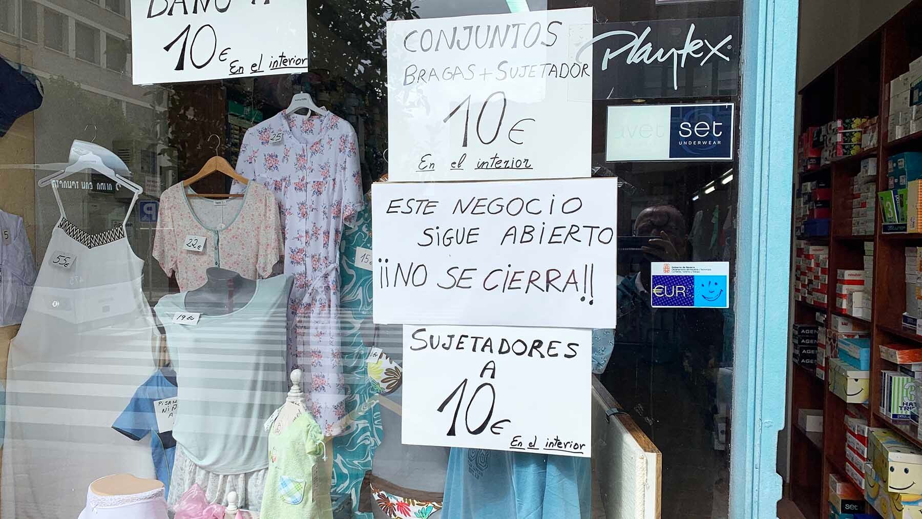 Cartel colocado en la mercería Lezka de Pamplona. Navarra.com