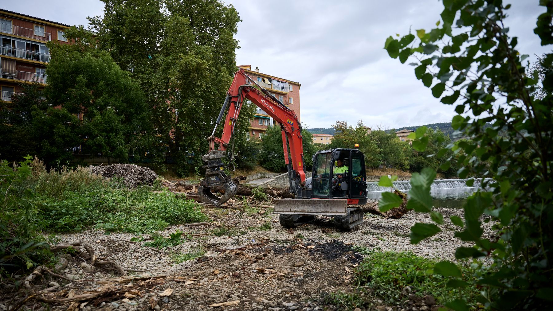 Pamplona retira toneladas de restos del río Arga para prevenir riesgos en futuras inundaciones
