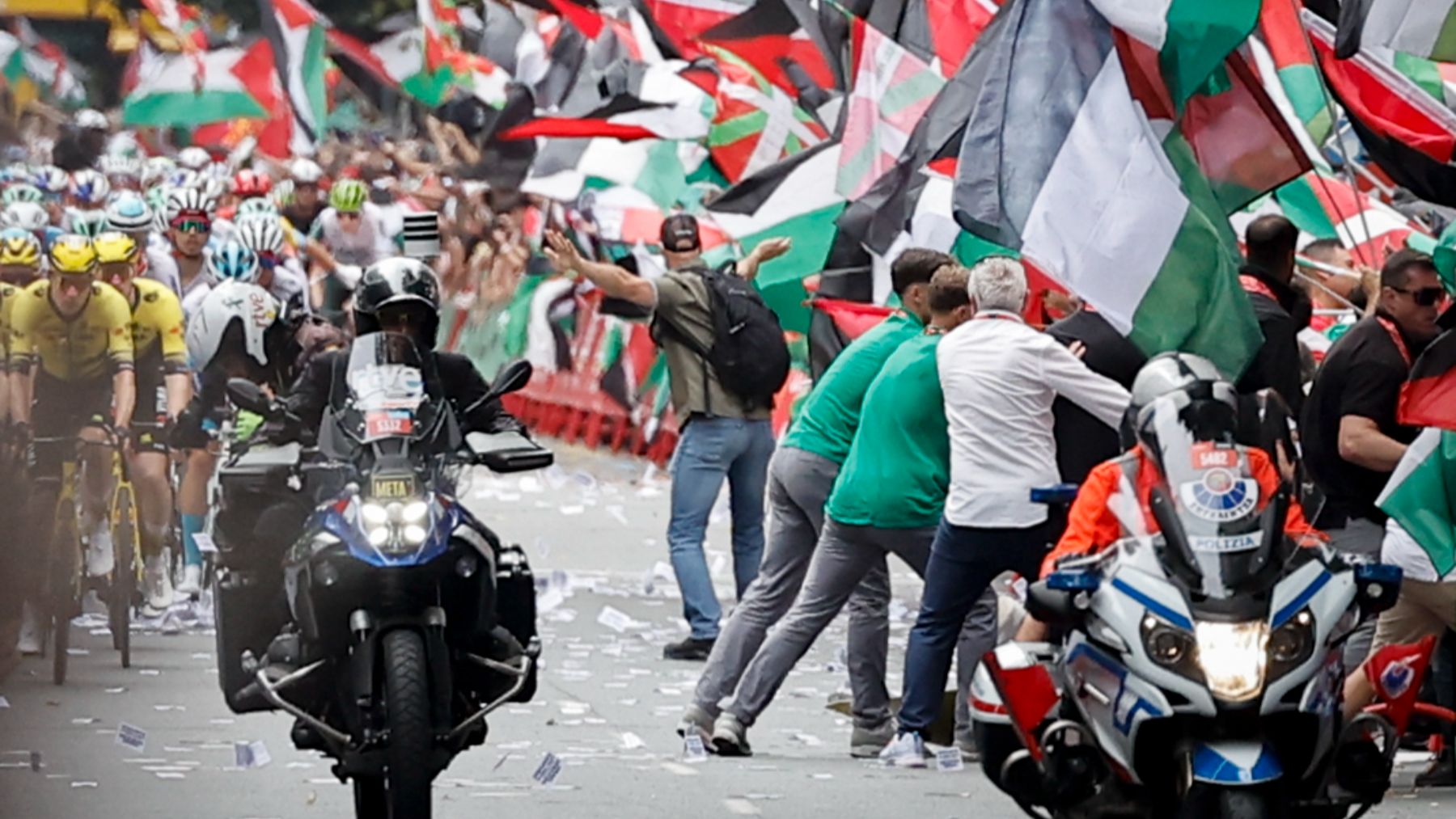 Caos en La Vuelta: una protesta por Palestina obliga a parar una etapa y la deja sin vencedor