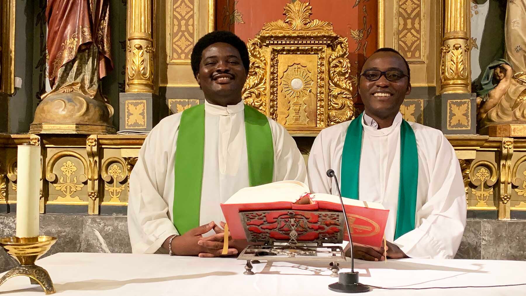 Ezekiel Oiseh y Vida Najomo Marcel en la iglesia de San Esteban en Murieta. Navarra.com
