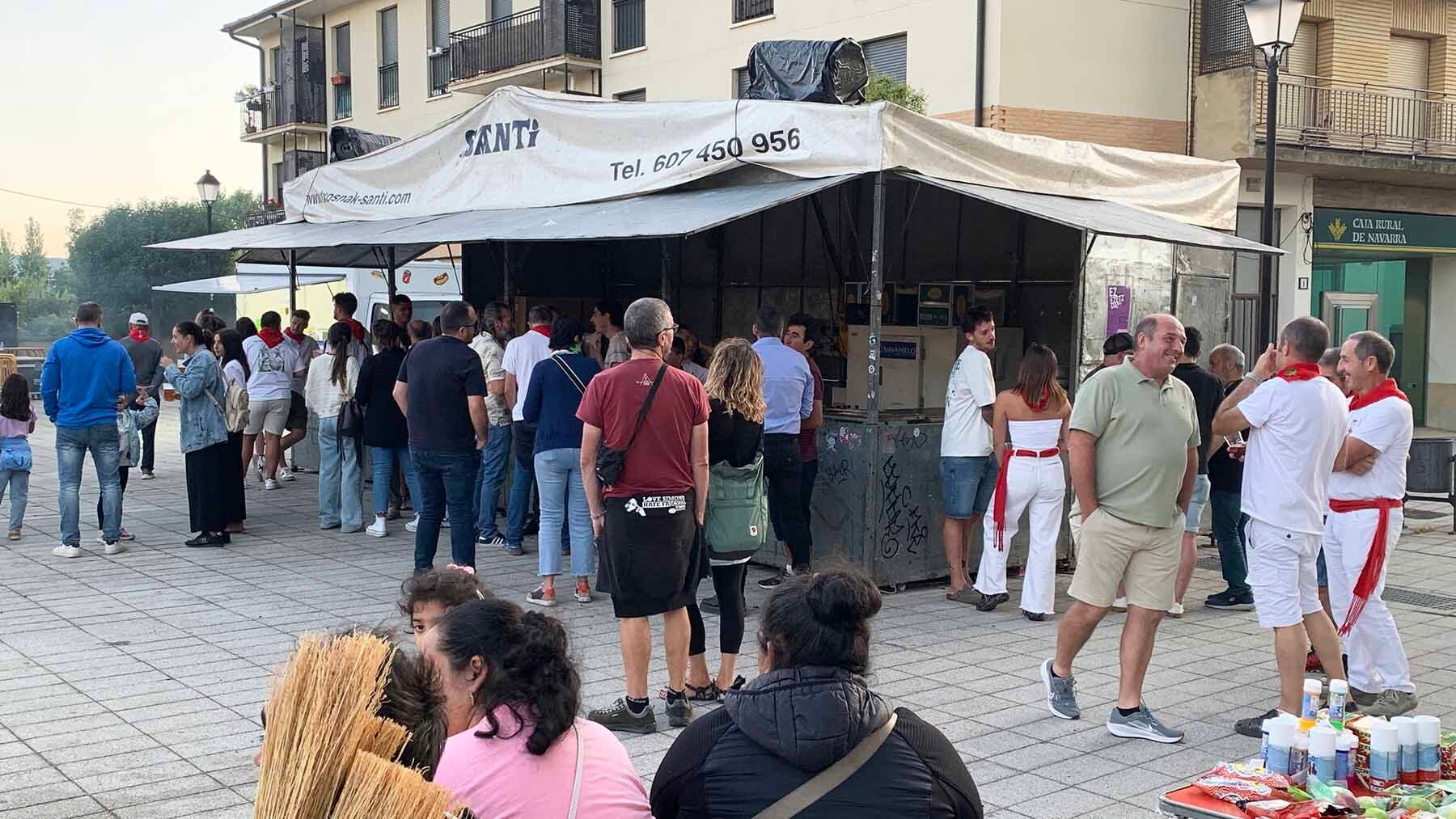 La baraca de bebidas colocada en la plaza Eugenio Asensio durante las fiestas de Murieta. Navarra.com