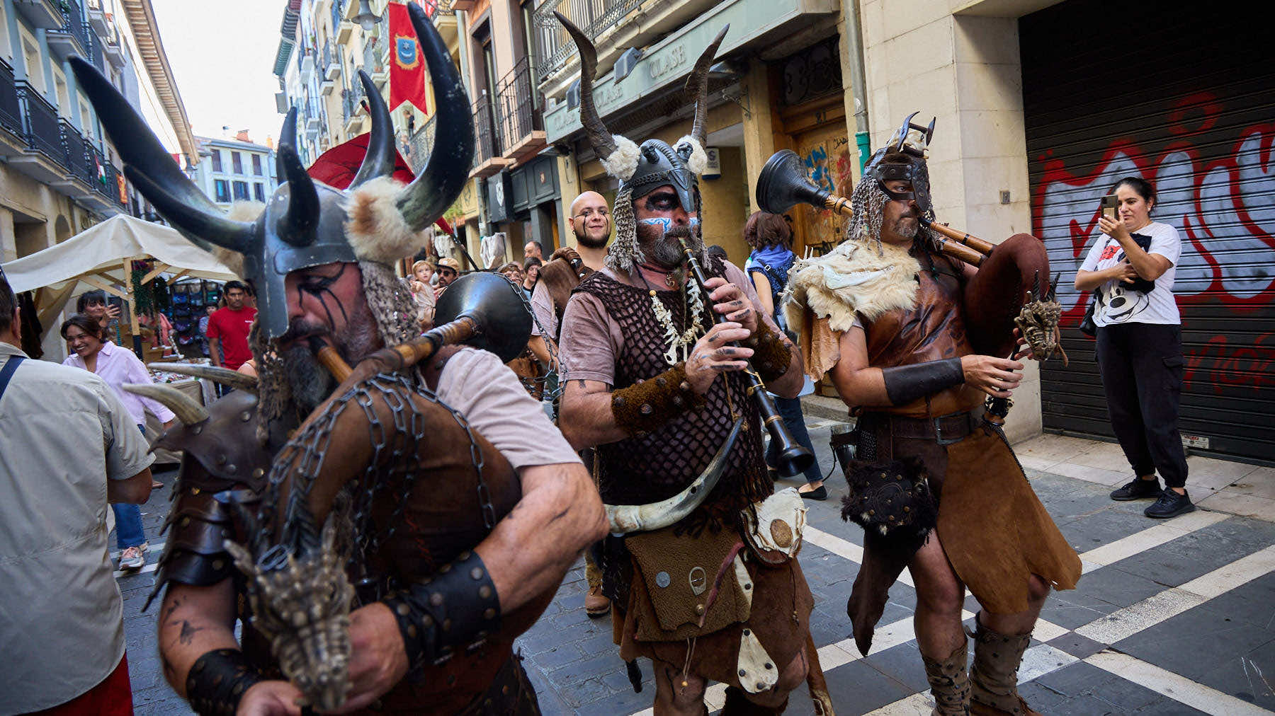 Pamplona revive su historia: desfiles medievales, Gigantes y mercado artesano por el Privilegio de la Unión