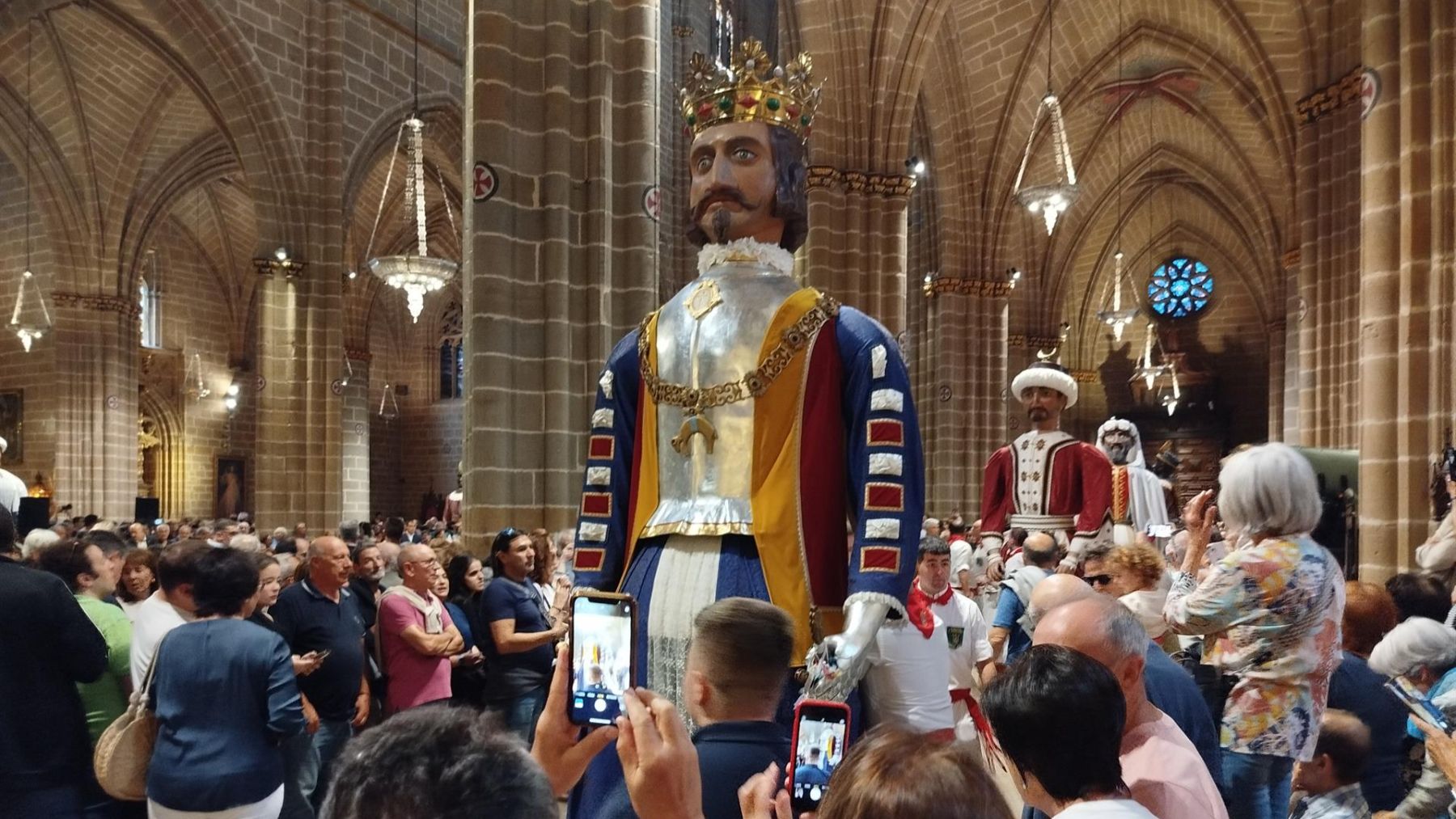 Pamplona revive un histórico privilegio con gigantes, flores y un mensaje: 