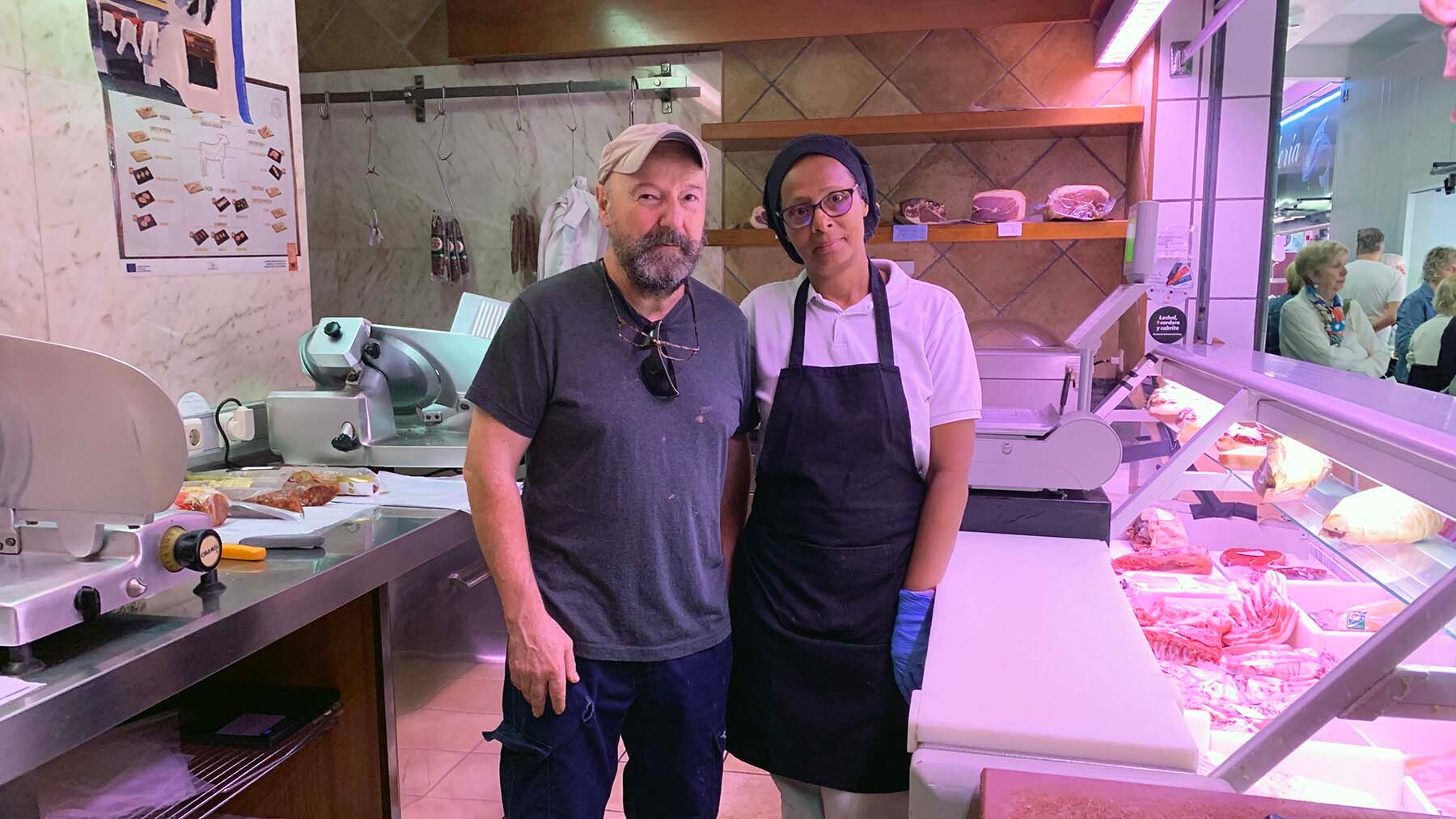 Jesús Ainzía y María Jaramillo en su carnicería del mercado del Ensanche. Navarra.com