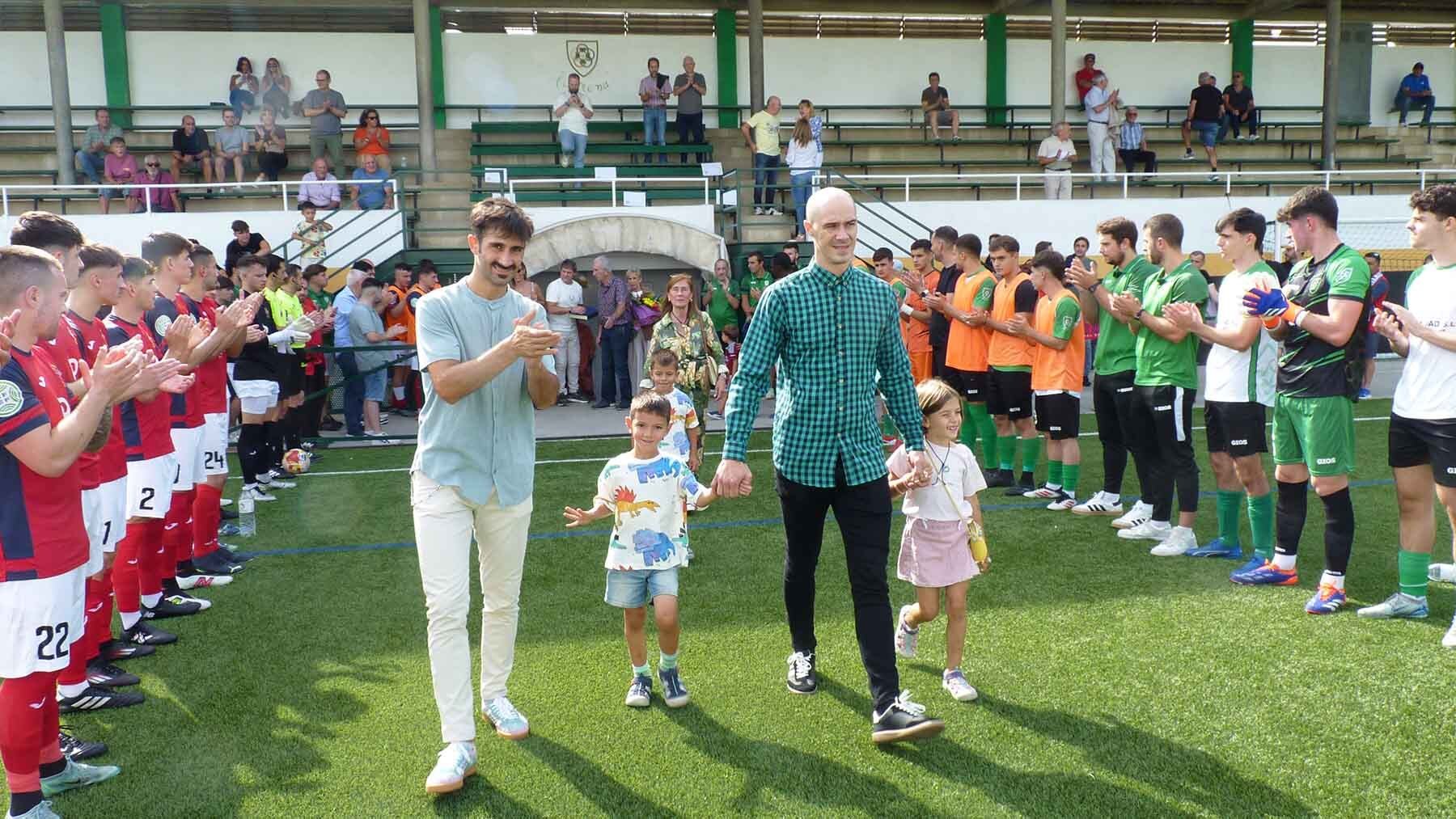 La familia de Javier pelegrín recibe el homehaje de la sección de fútbol de Oberena. Navarra.com