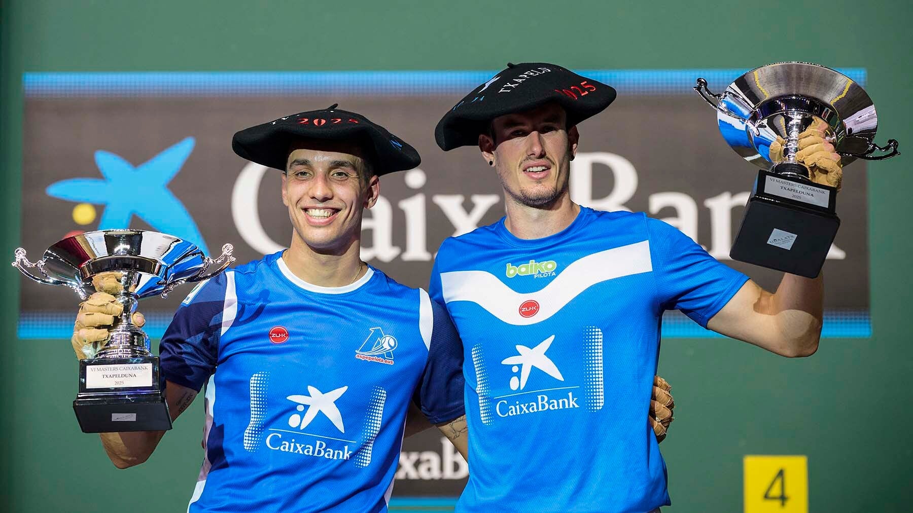 Los pelotaris Zabala y Mariezkurrena se han impuesto por 22-15 a Altuna e Imaz en el encuentro celebrado este domingo en el frontón Navarra Arena de Pamplona. EFE/Iñaki Porto