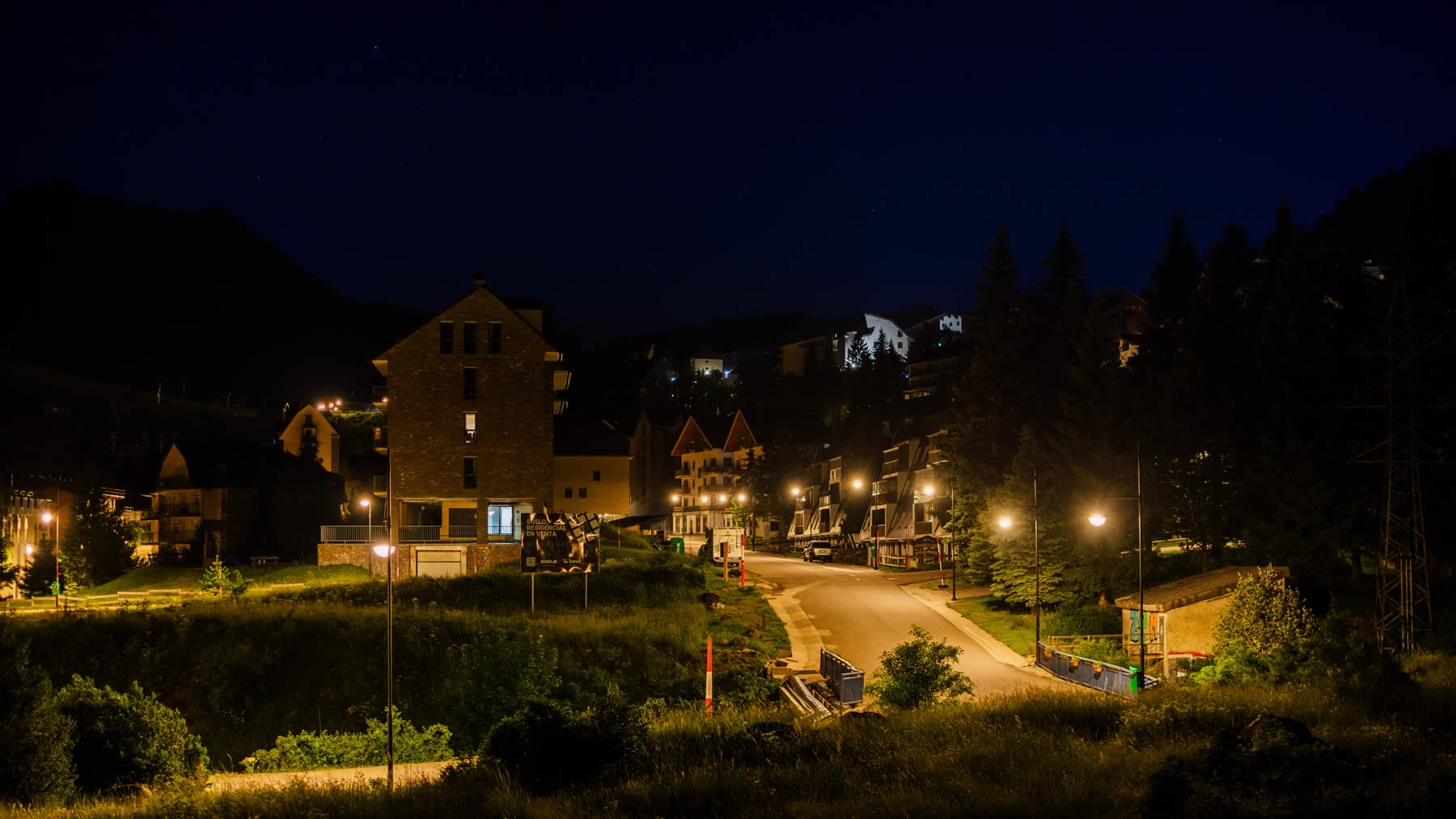 Conjunto homogéneo de luminarias Pescador sobre columnas Atlas, que garantiza una imagen coherente, eficiente y respetuosa con el entorno rural pirenaico.