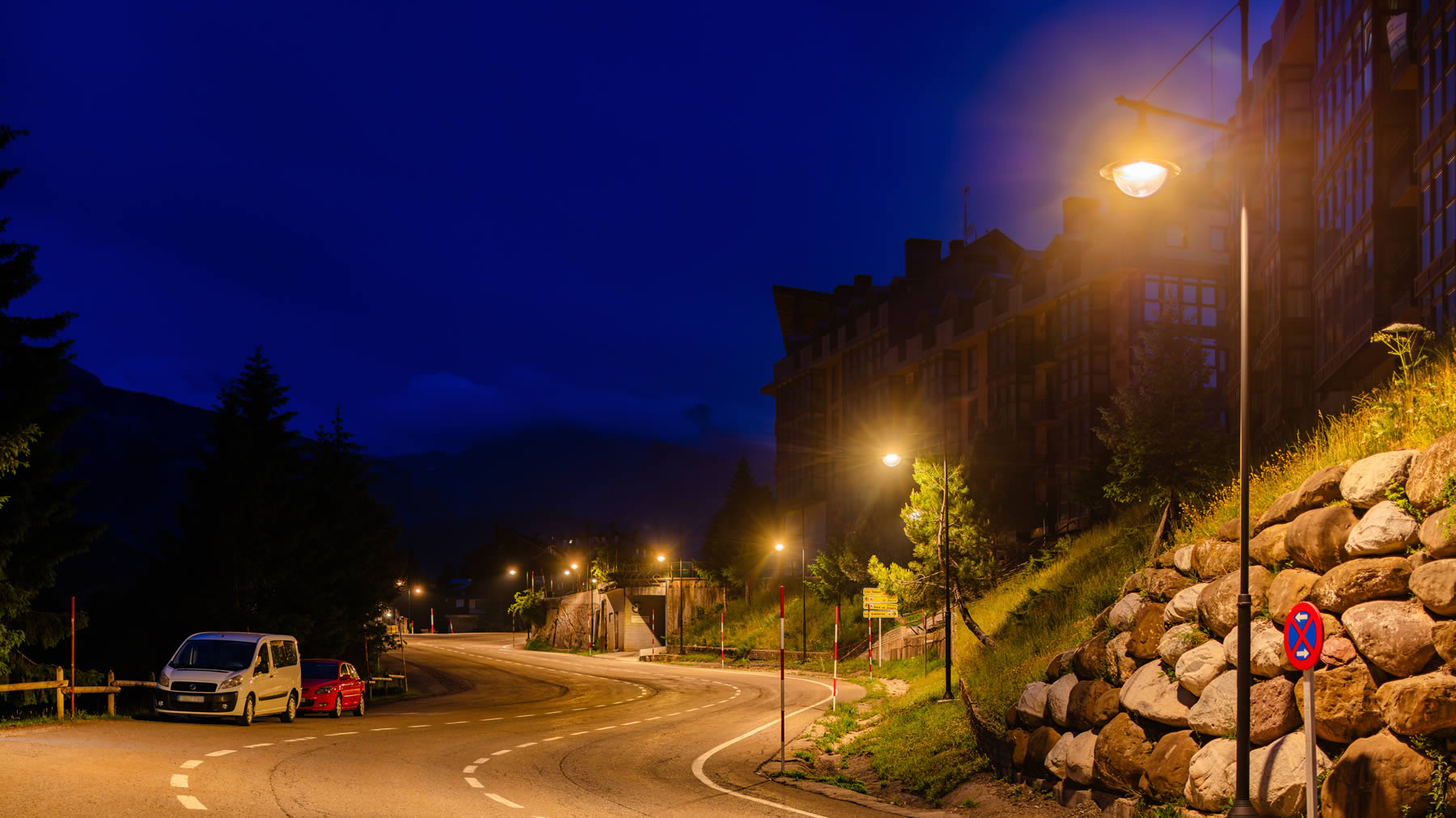 Instalación en vial de montaña con ópticas personalizadas para lograr una uniformidad superior al 0,6, incluso en zonas de compleja orografía.