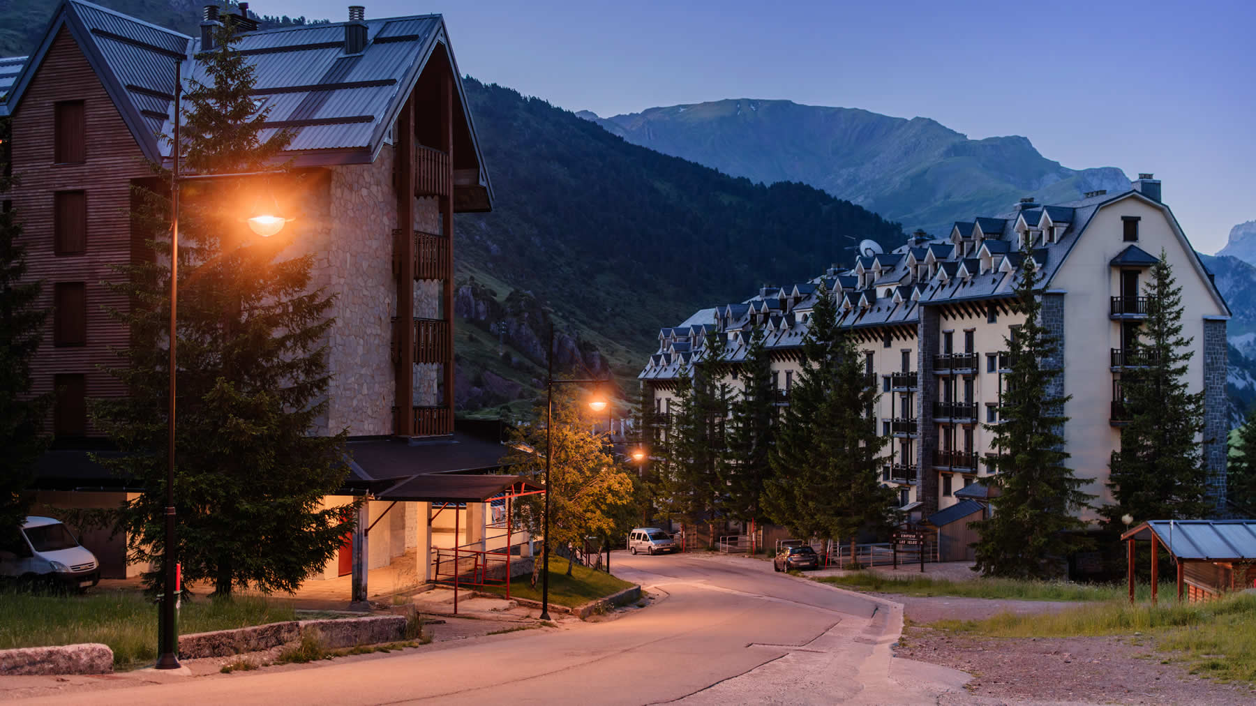 Iluminación eficiente y de bajo consumo en una calle de Candanchú, sin sobreiluminación y con confort visual optimizado.