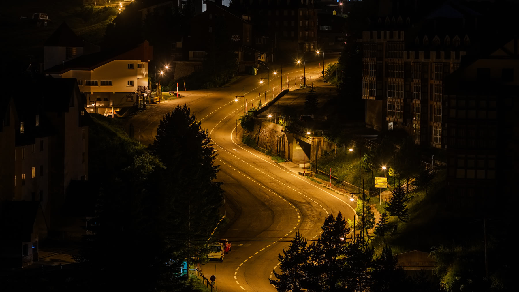 Iluminación cálida y uniforme en el núcleo urbano de Candanchú, con sistema de luminarias ATP con Difusor Confort® para eliminar el deslumbramiento.